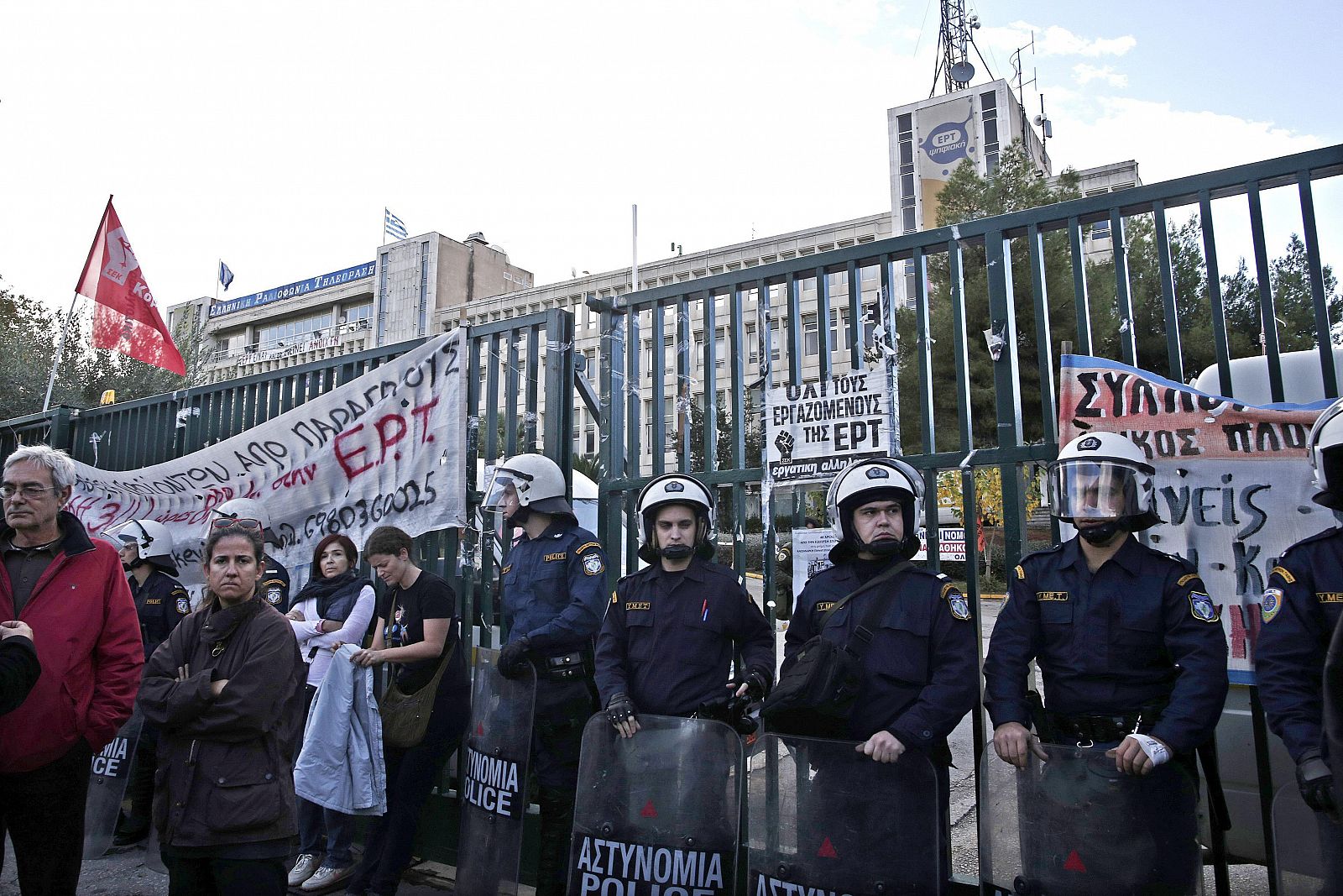 FUERZAS ANTIDISTURBIOS IRRUMPEN EN LA SEDE DE TELEVISIÓN GRIEGA ERT OCUPADA