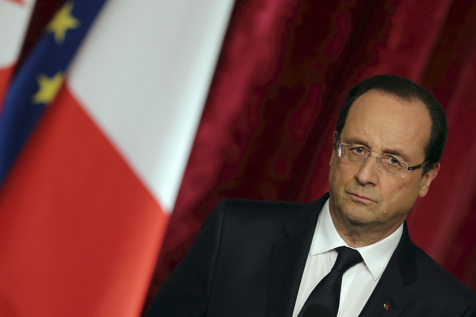 French President Hollande listens to Tunisian President Marzouki at the Elysee Palace in Paris