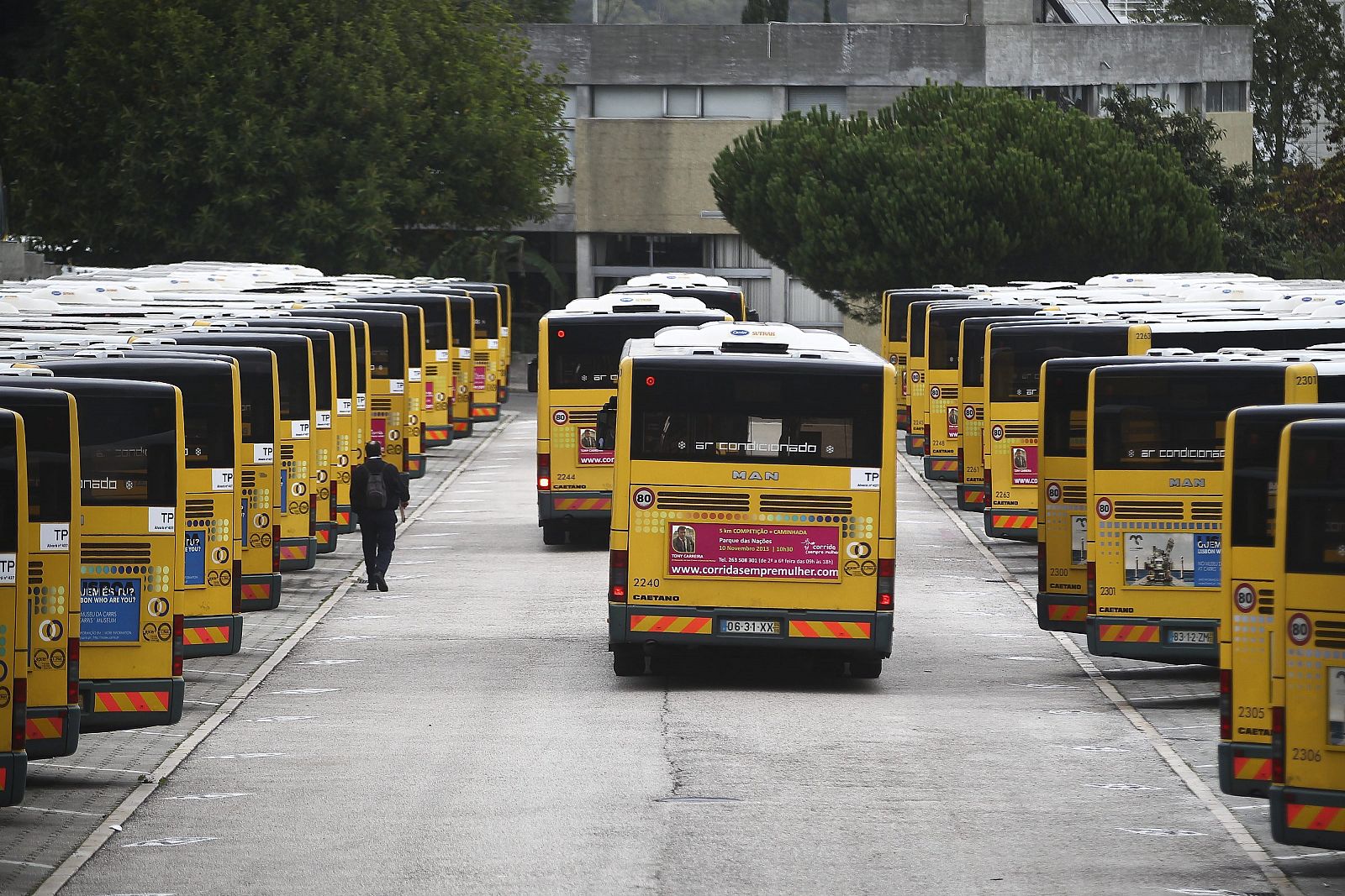 Autobuses de la empresa pública Carris permanecen estacionados en la estación de Miraflores en Lisboa