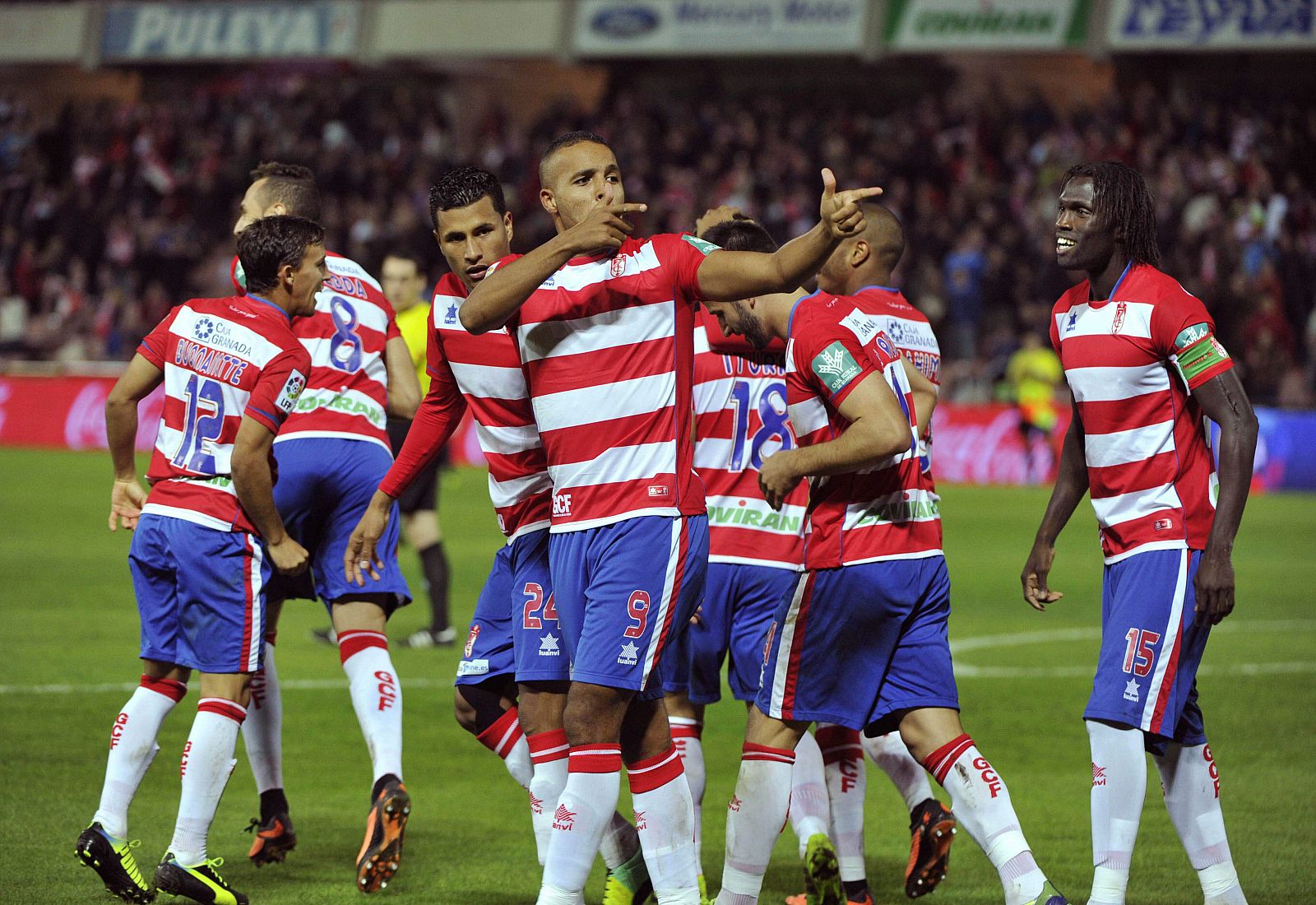 El delantero marroquí del Granada El Arabi (c) celebra tras marcar ante el Málaga.