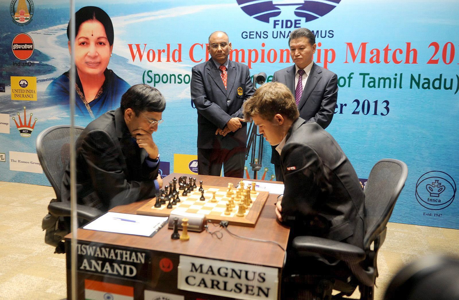 Vishwanathan Anand (izq.) y Magnus Carlsen (dcha.), en la segunda partida del Mundial