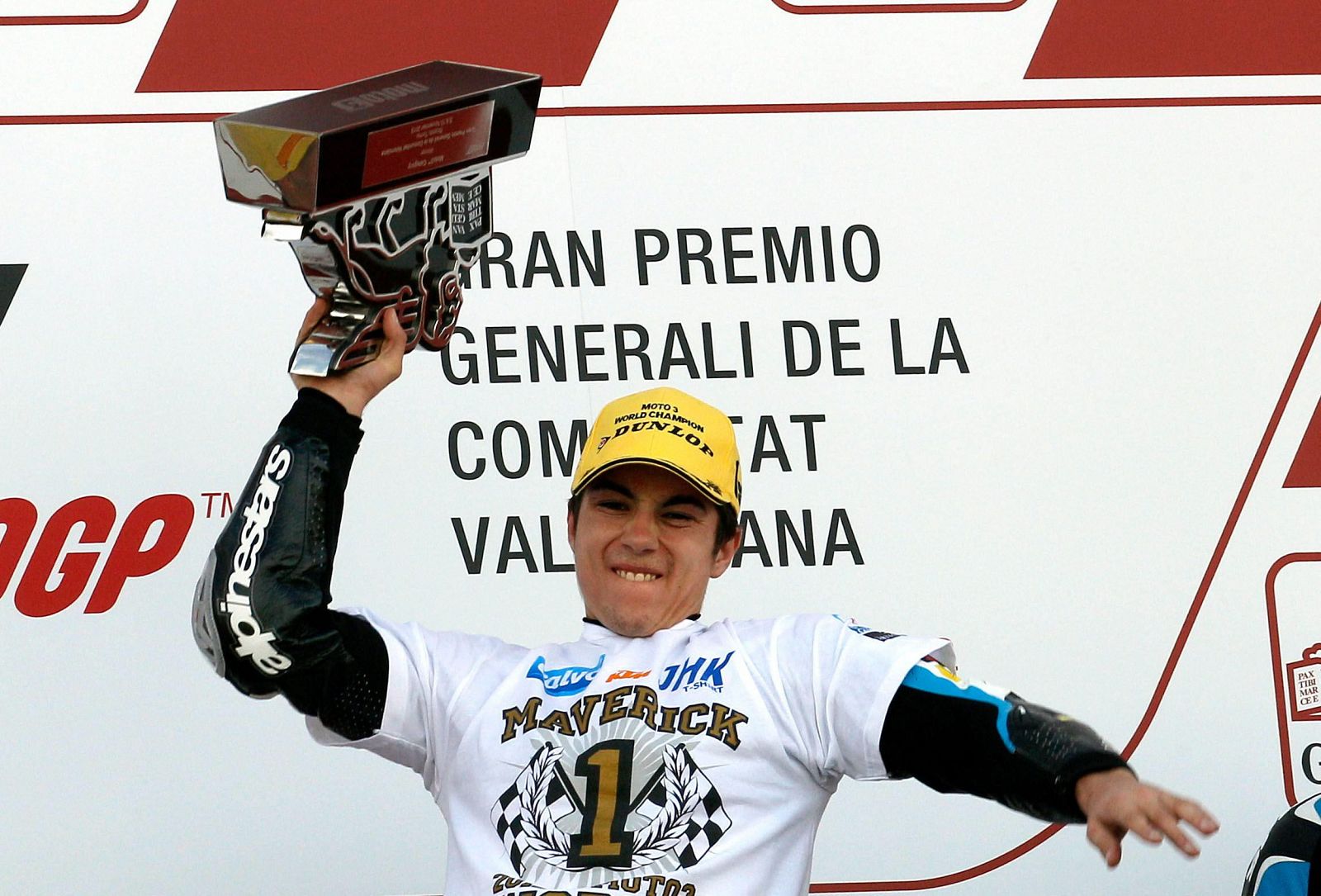 El piloto español Maverick Viñales, muestra su alegría en el podio tras proclamarse campeón del mundo