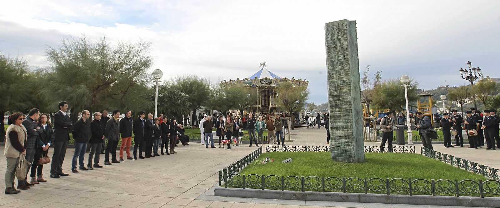 La escultura en memoria de las víctimas del terrorismo, situado en los jardines de Alderdi Eder de la capital donostiarra.