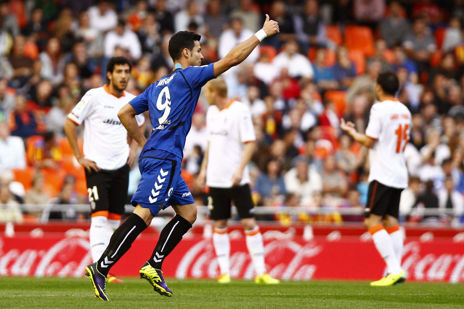 El delantero del Real Valladolid Javi Guerra (i) celebra el gol marcado al Valencia.
