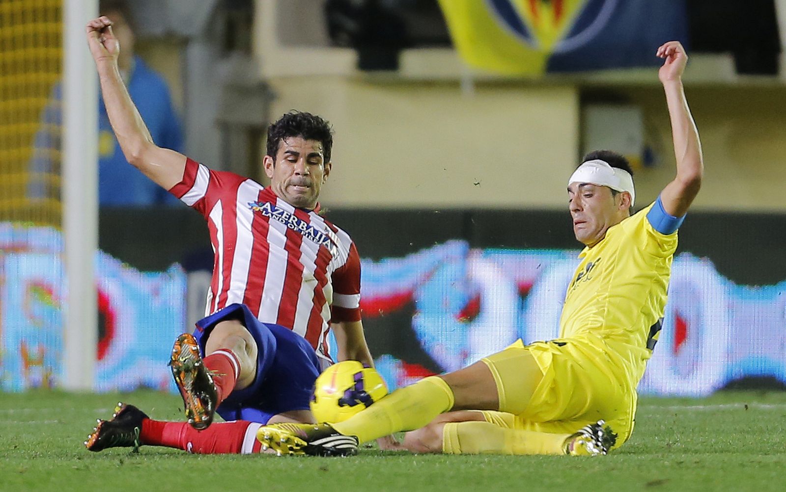 Diego Costa lucha por un balón con Bruno Soriano.