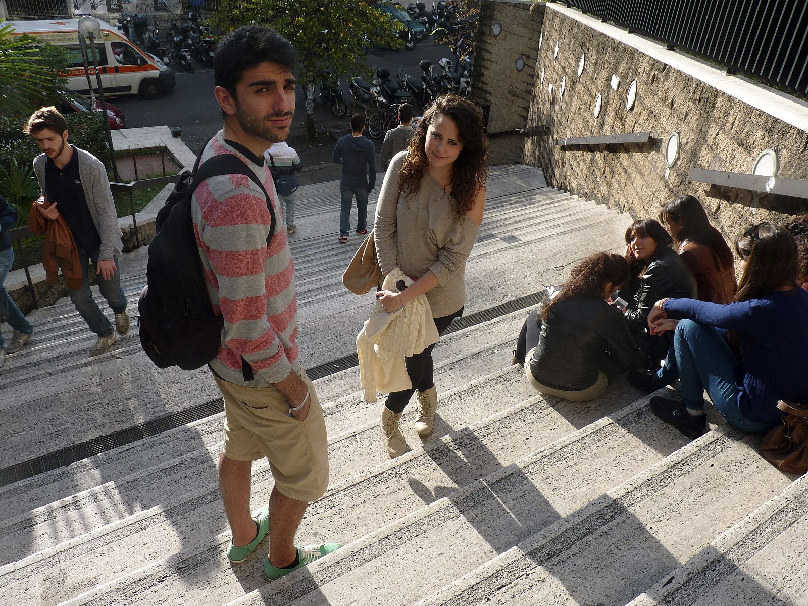 Estudiantes de Erasmus a las puertas de la facultad de la Universidad de Roma
