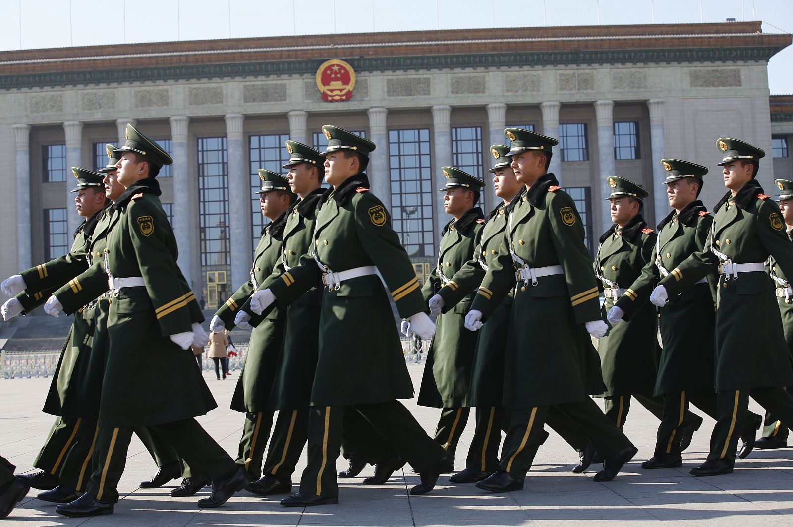 Soldados desfilan ante la Asamblea Nacional en Pekín, donde se celebraba el plenario del Partido Comunista