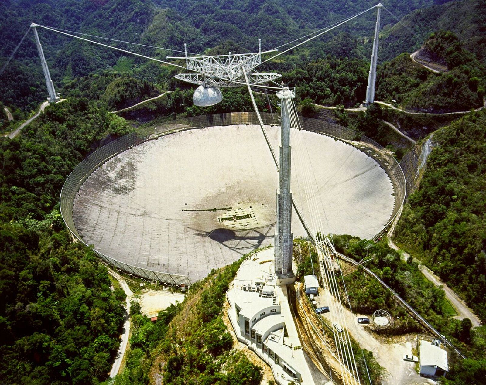 Vista aérea del radiotelescopio Arecibo