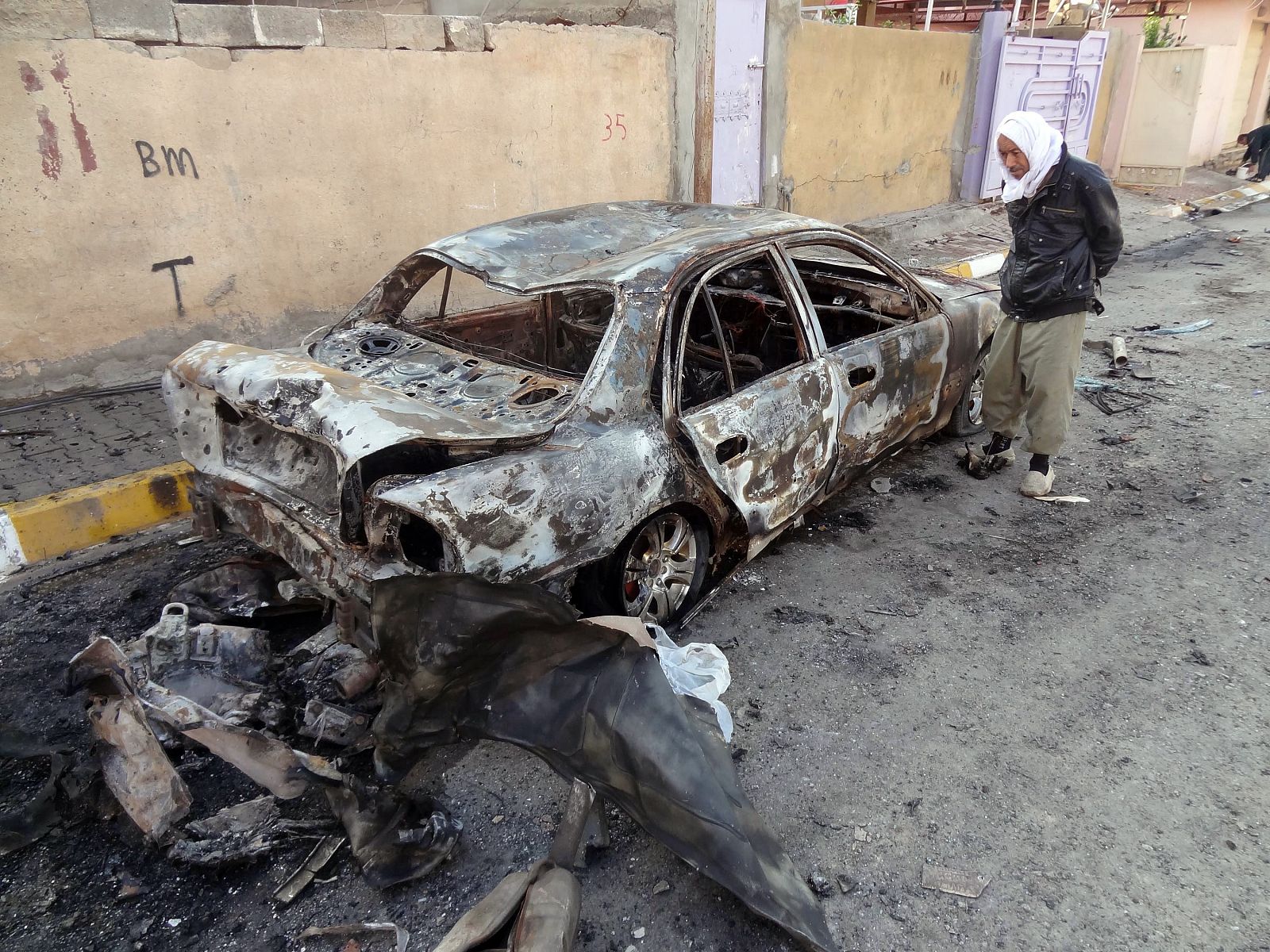 Daños provocados por un coche bomba en Kirkuk este jueves.