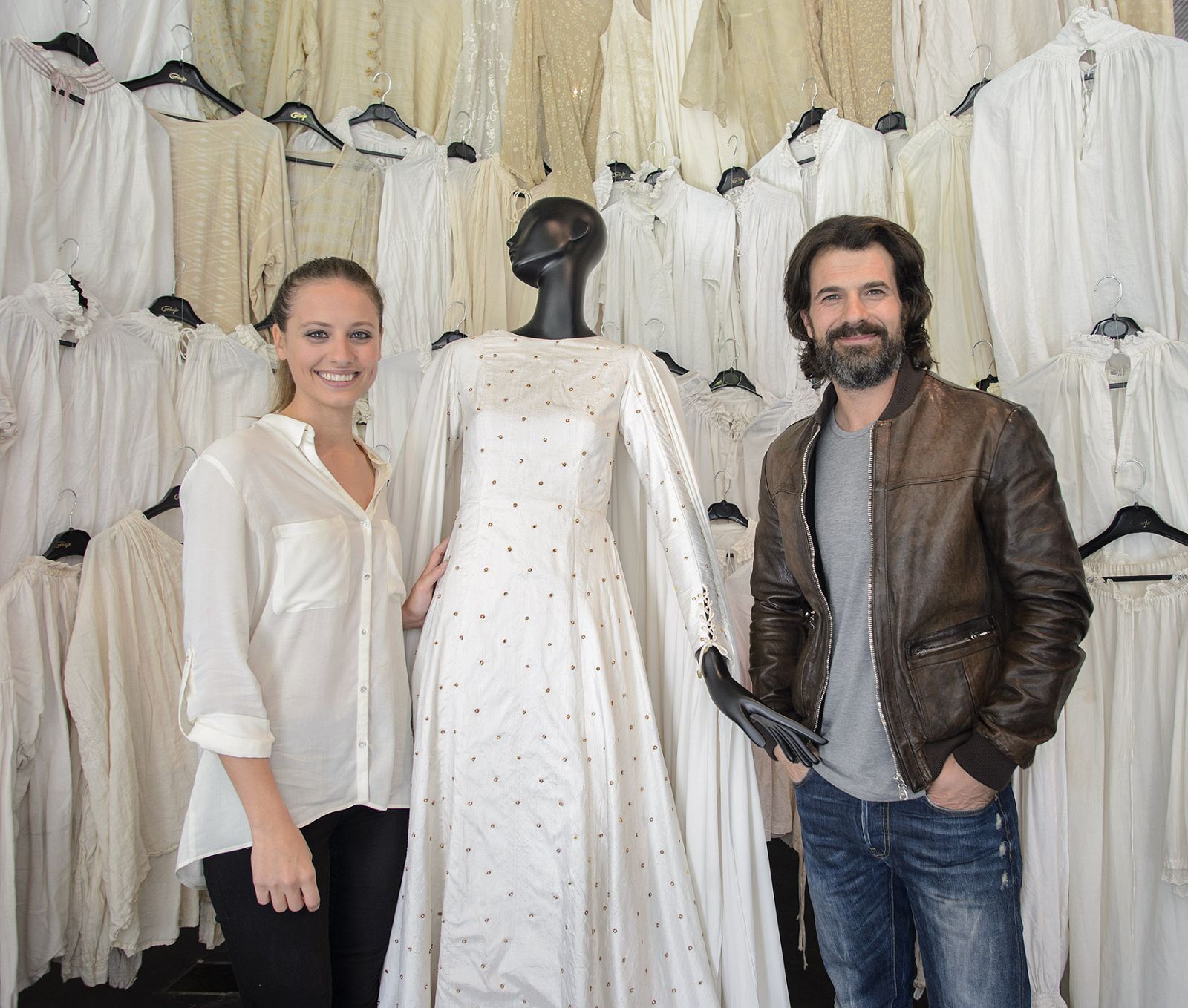 Michelle Jenner y Rodolfo Sancho junto al vestido de la coronación de 'Isabel'.