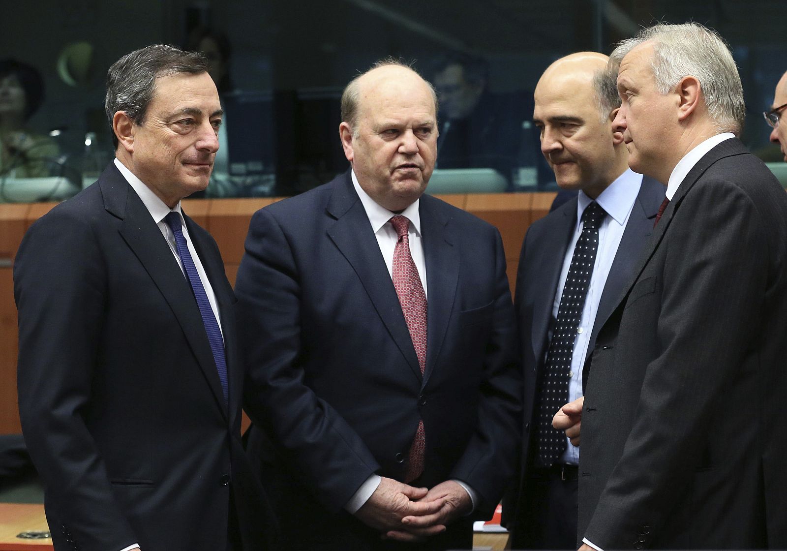 El presidente del BCE, Mario Draghi, conversa con el ministro de Finanzas de Irlanda, Michael Noonan, su homólogo francés Pierre Moscovici, y el vicepresidente y responsable de Asuntos Económicos y Monetarios, Olli Rehn