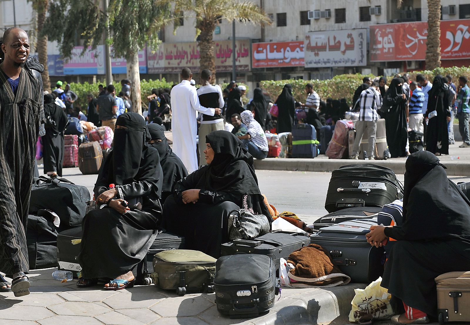 Trabajadores extranjeros en Arabia Saudí esperando que se inicie su deportación