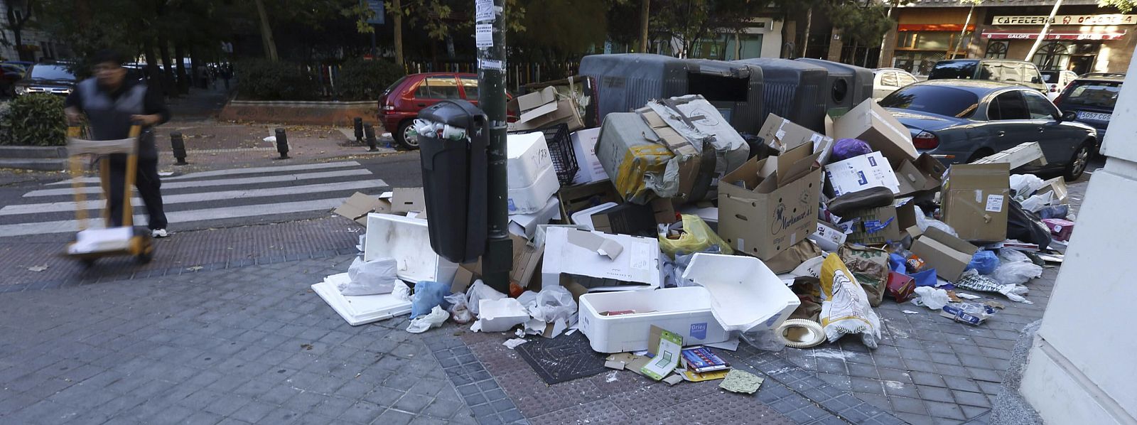Basura acumulada en la calle Bretón de los Herreros en Madrid.