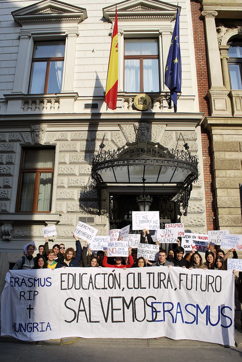 Unos 40 estudiantes españoles de Erasmus se congregan frente la embajada de España en Budapest.