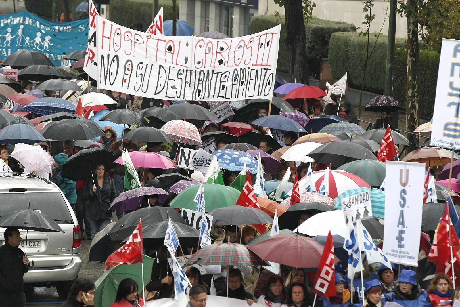 Alrededor de 500 personas, se han reunido, bajo la lluvia, para participar en una nueva marcha.