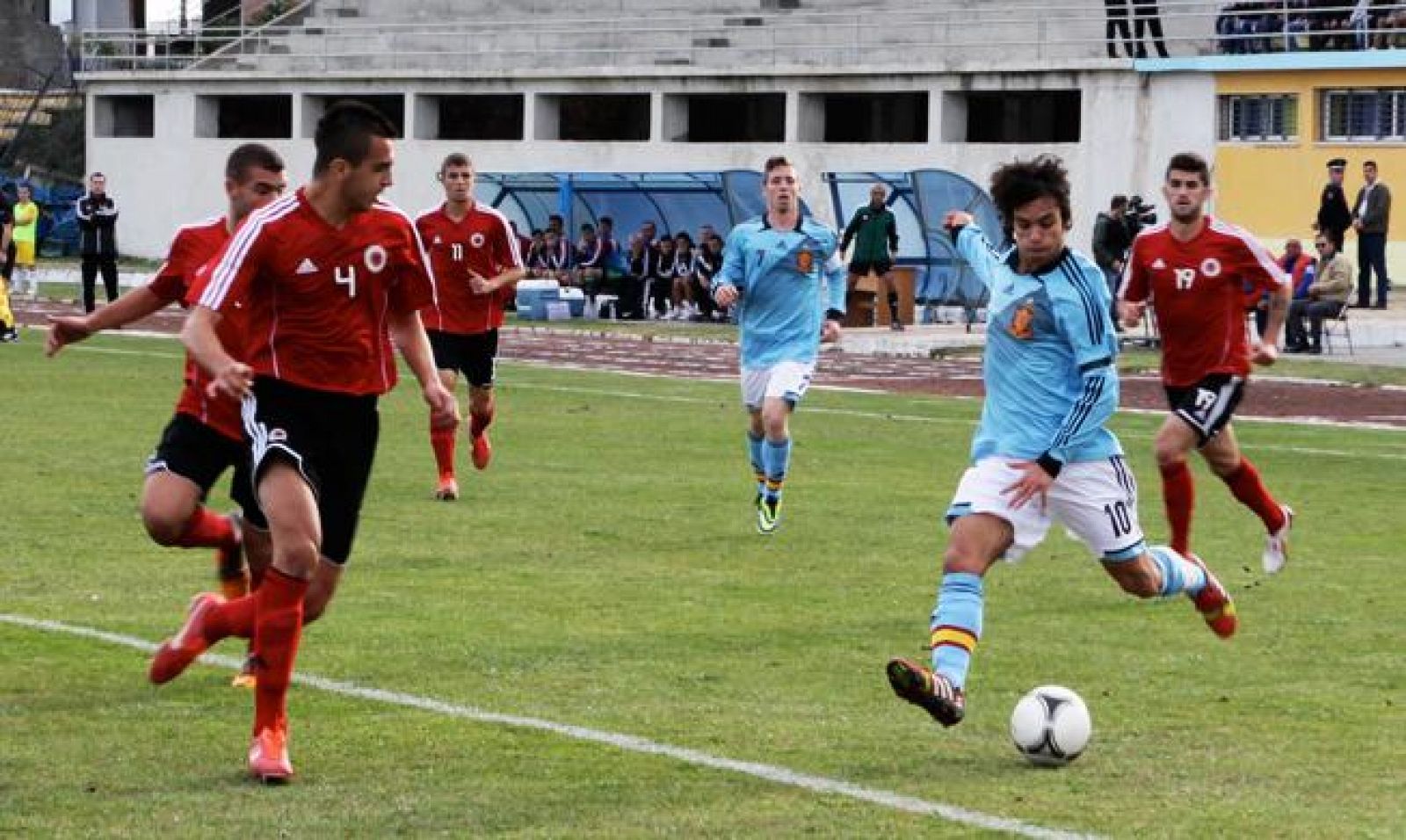 Oliver Torres en una de las jugadas en el partido ante Albania.