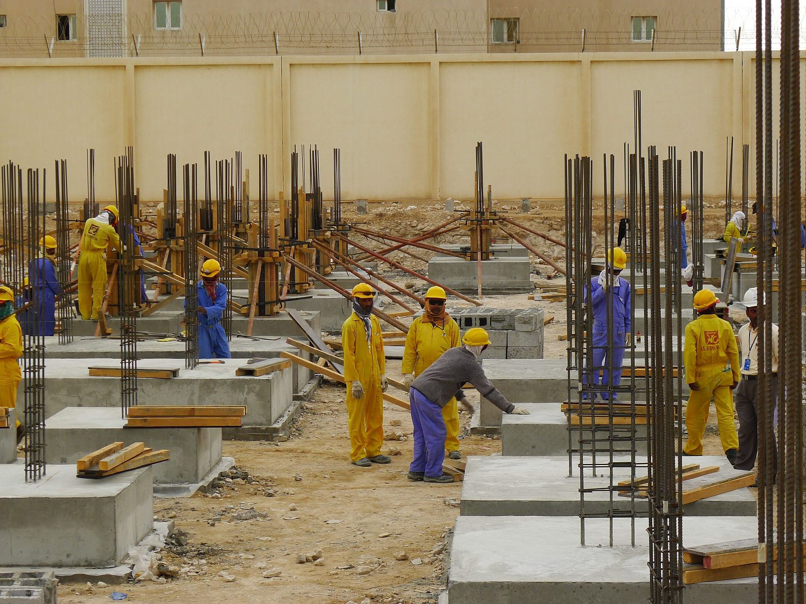 Amnistía Internacional denuncia abusos contra obreros de la construcción en Catar