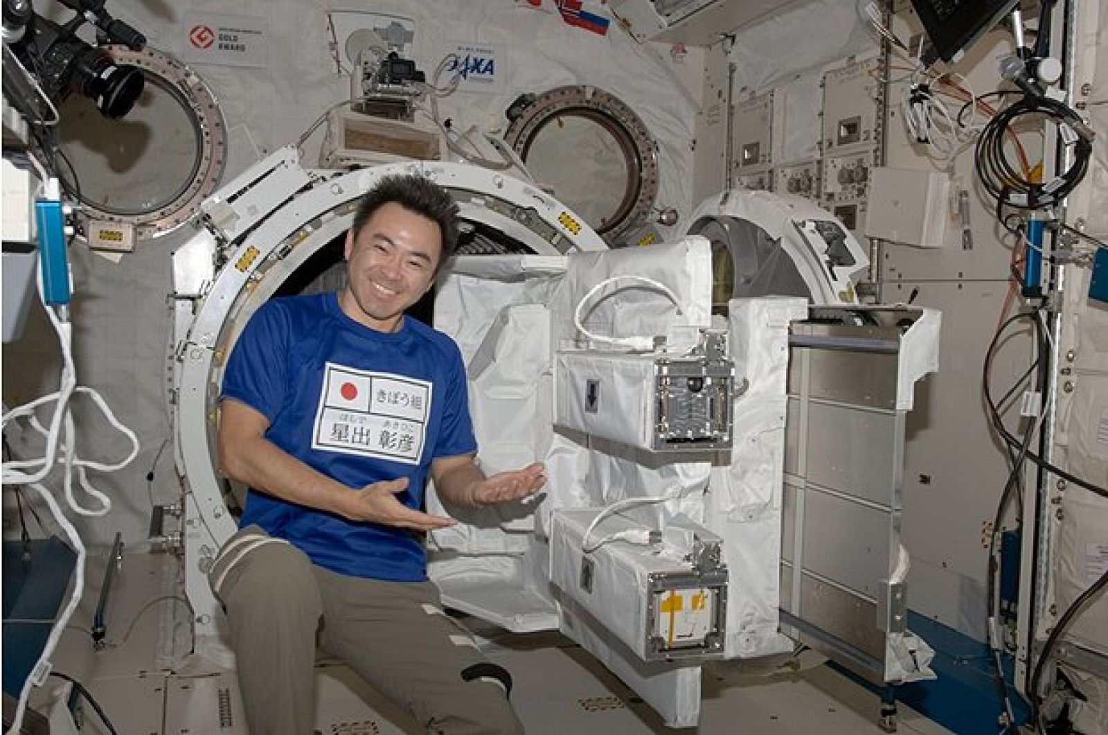 Aki Hoshide muestra el SSOD de la Estación Espacial Internacional ya cargado con los CubeSats FITSAT-1, F-1, y TechEdSat