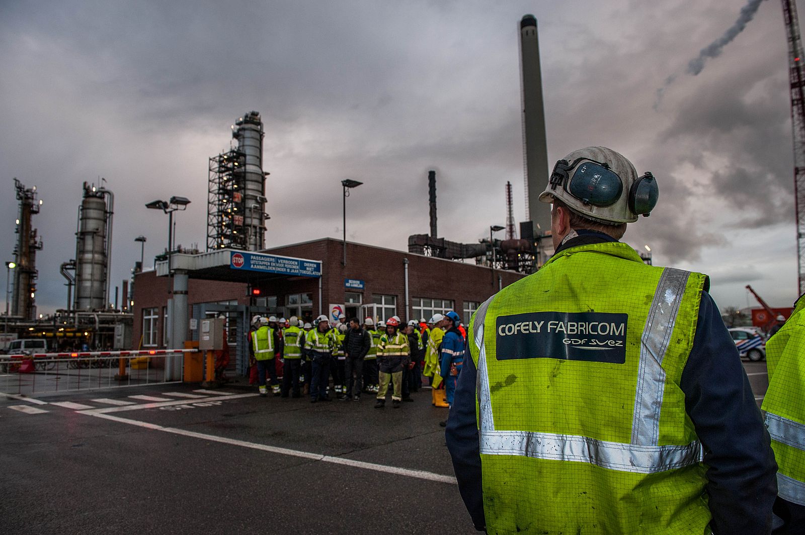 Evacuación de los trabajadores de una refinería de Total en el puerto de Amberes