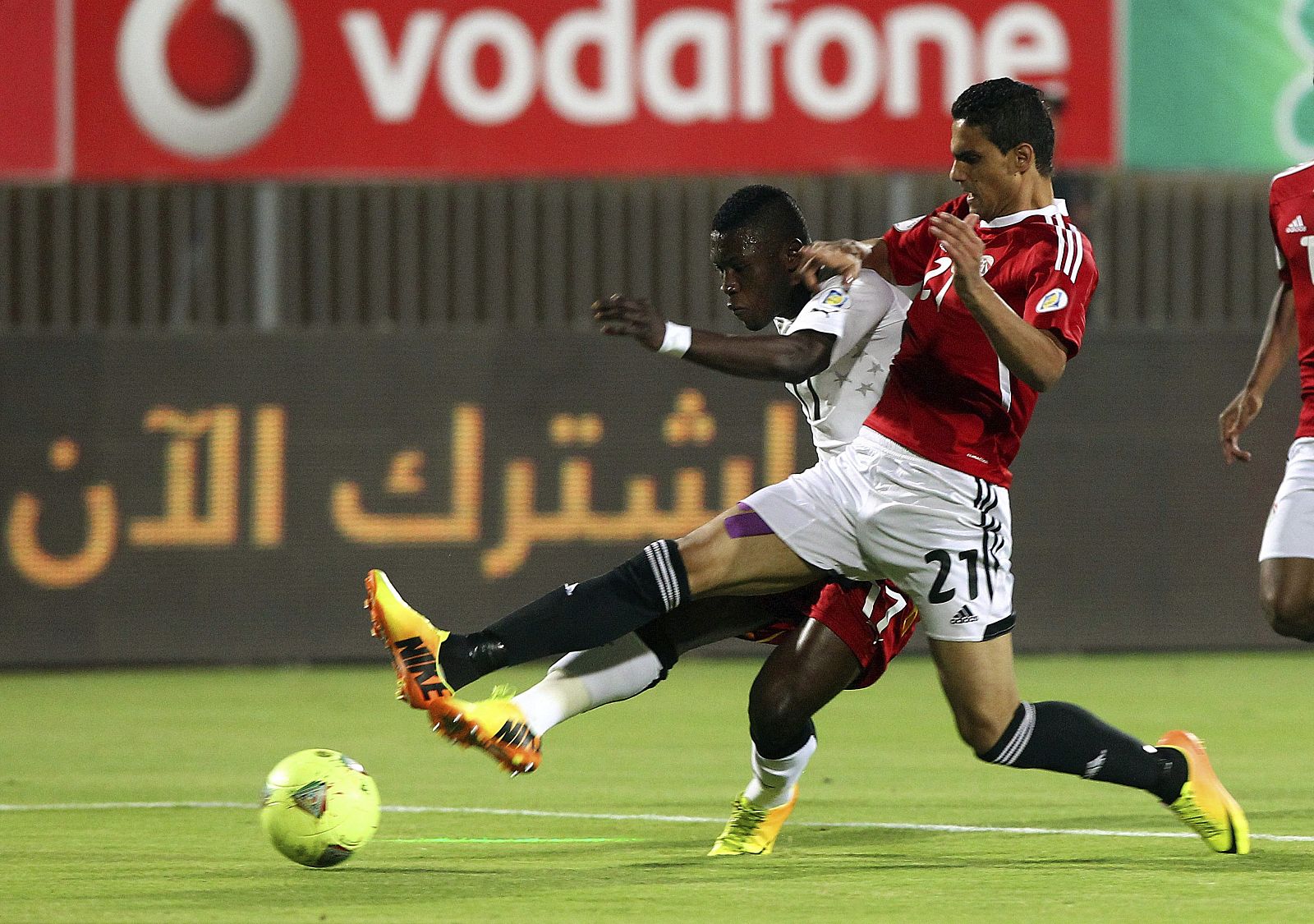 El futbolista egipcio Mohamed Nagieb (d) pelea por el control del balón frente al jugador ghanés Rashid Sumaila (i)