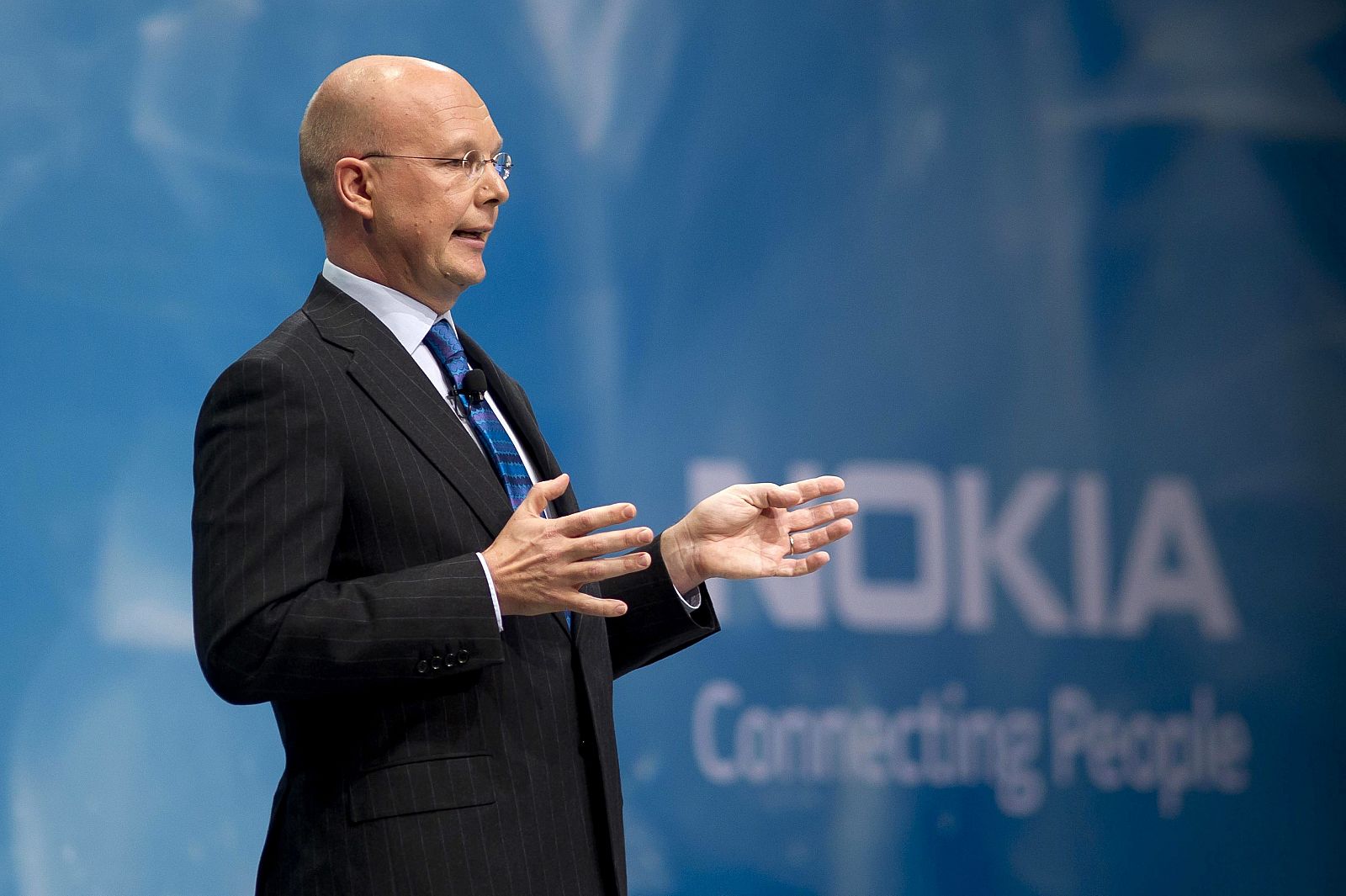 El presidente interino de Nokia, Timo Ihamuotila, pronuncia un discurso en la junta extraordinaria de accionistas