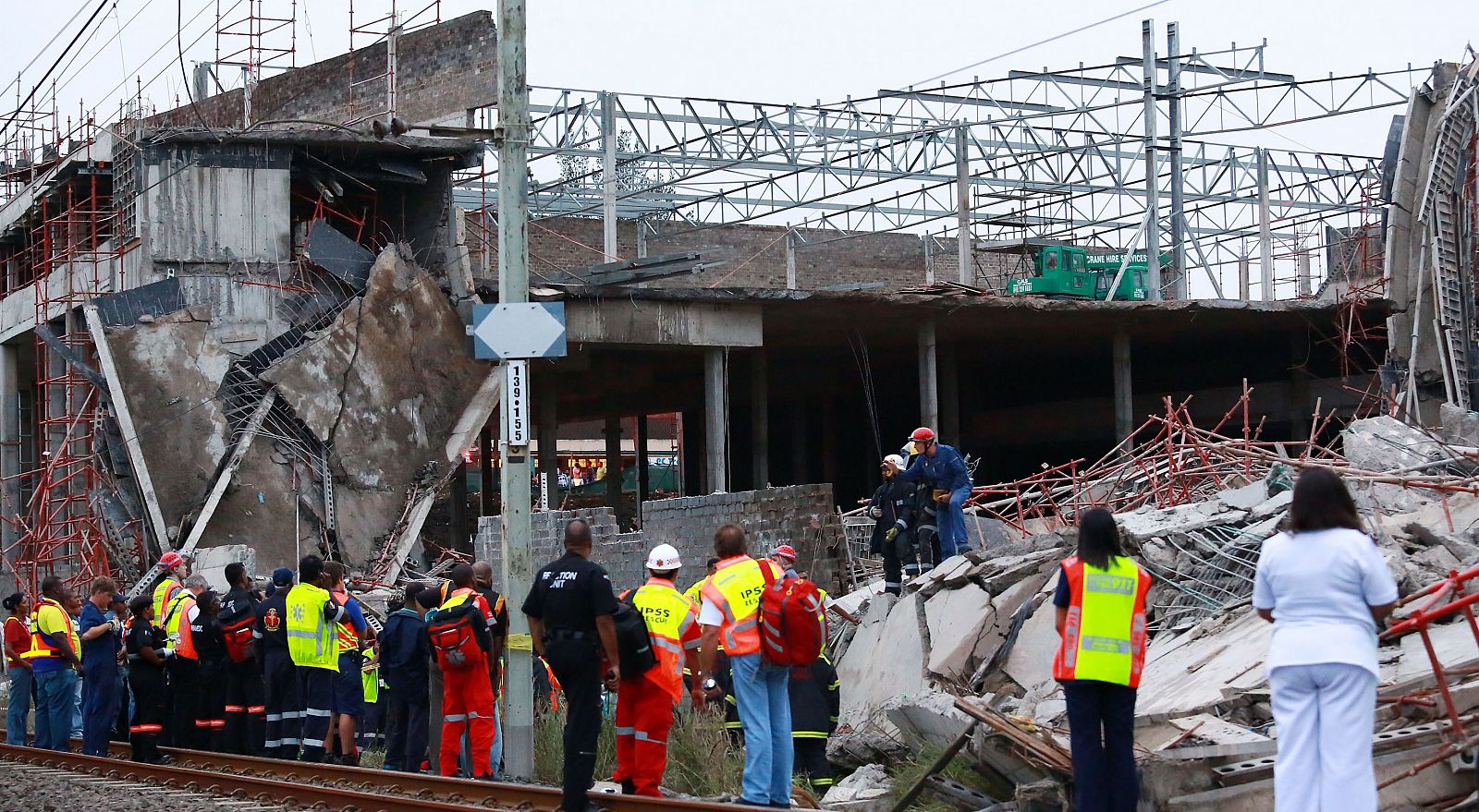 Las autoridades sudafricanas temen que haya 50 obreros atrapados entre los escombros del centro comercial derrumbado en Tongaat, Durban.