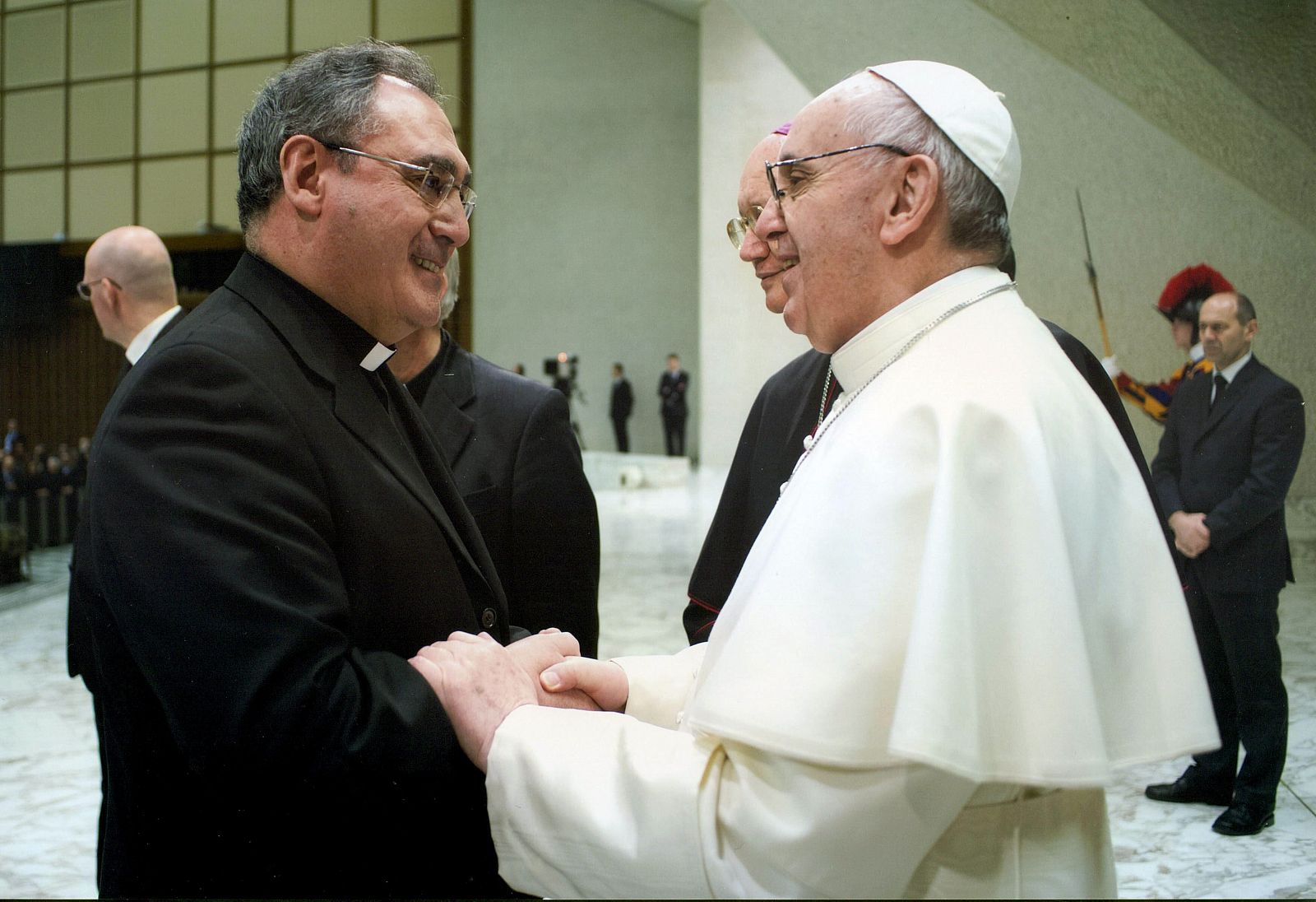 El sacerdote José María Gil Tamayo saluda al papa Francisco en una audiencia en El Vaticano.