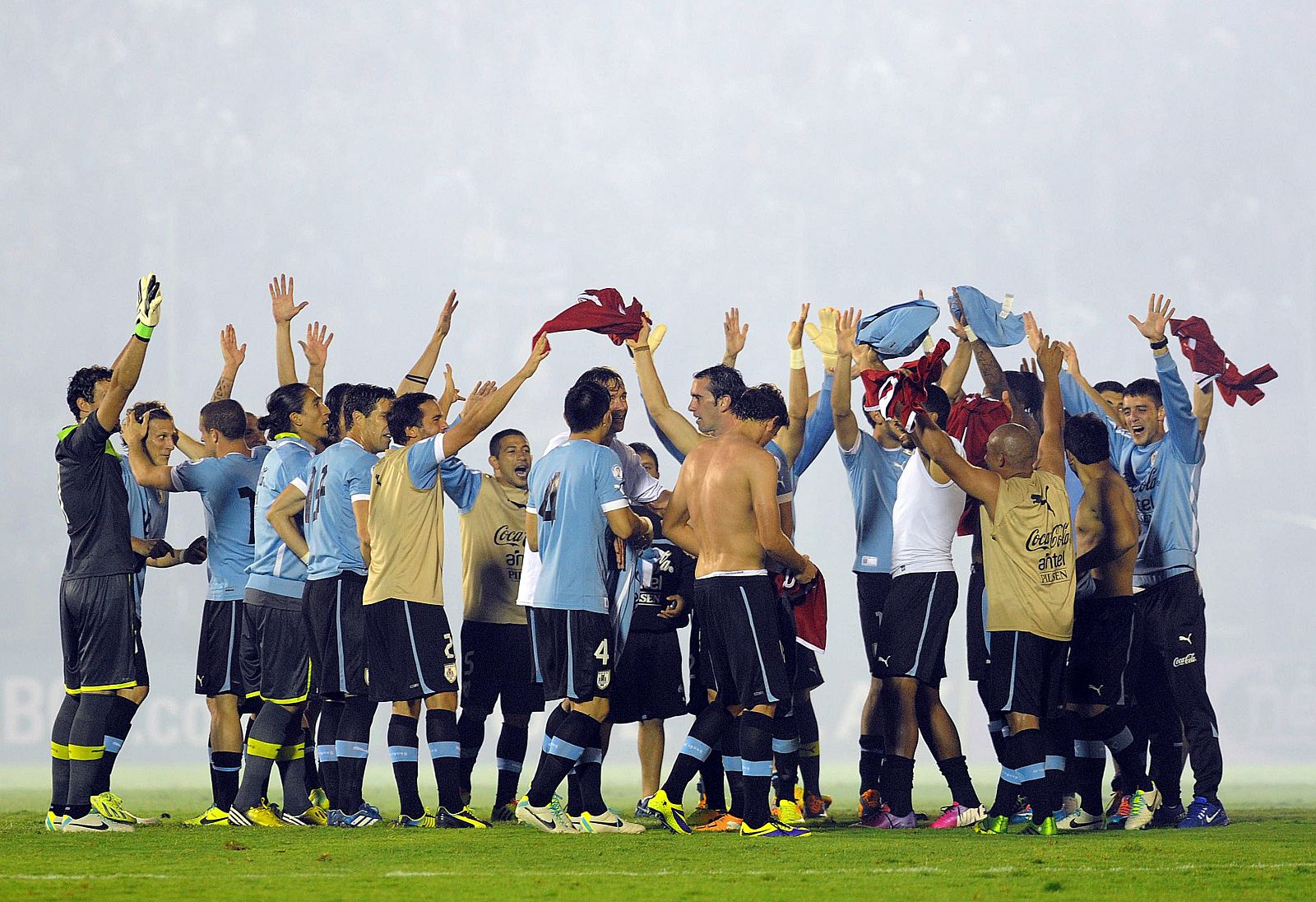 Los futbolistas uruguayos celebran el pase al Mundial de Brasil 2014.