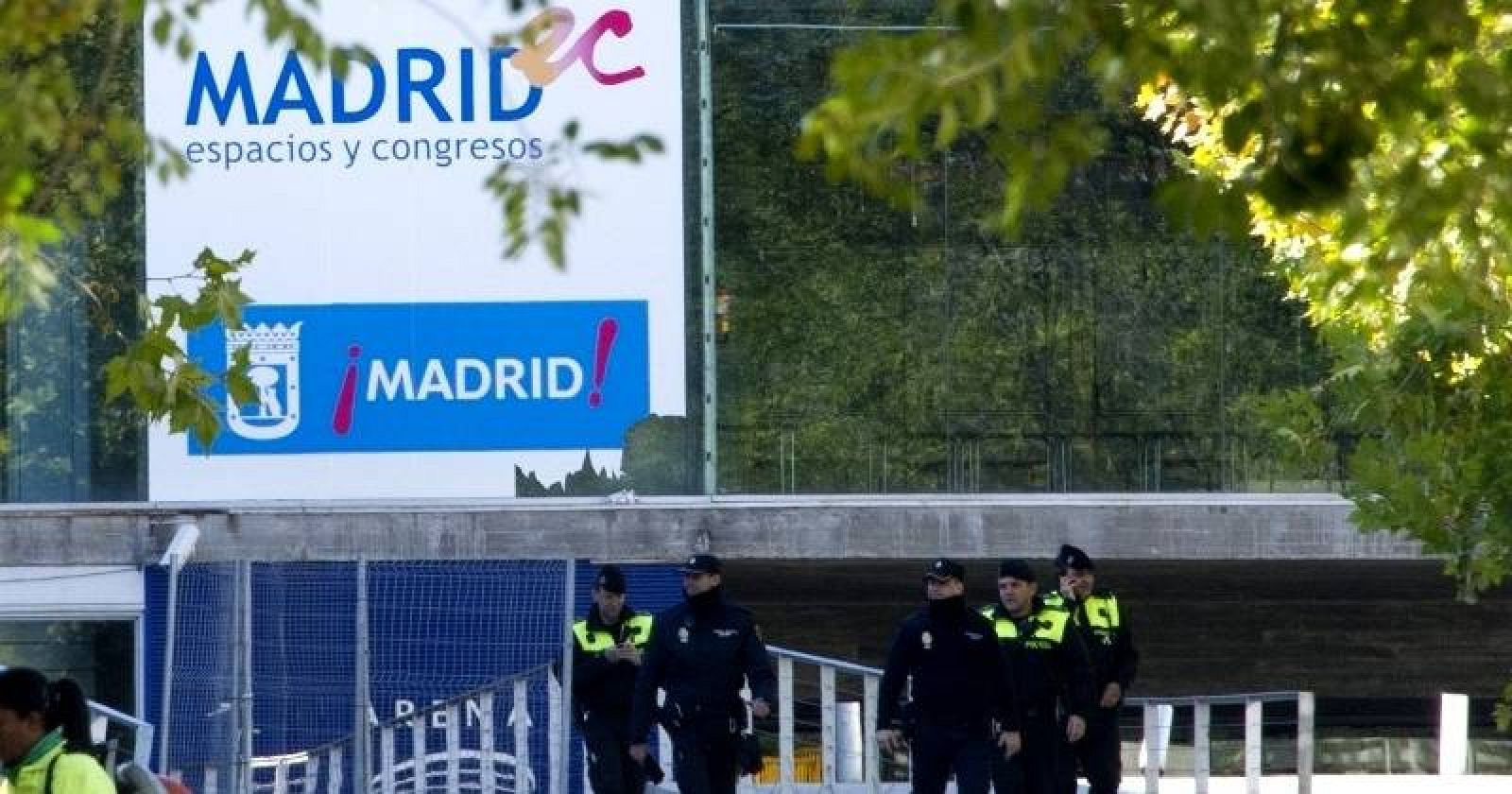 Policías en el exterior del pabellón Madrid Arena