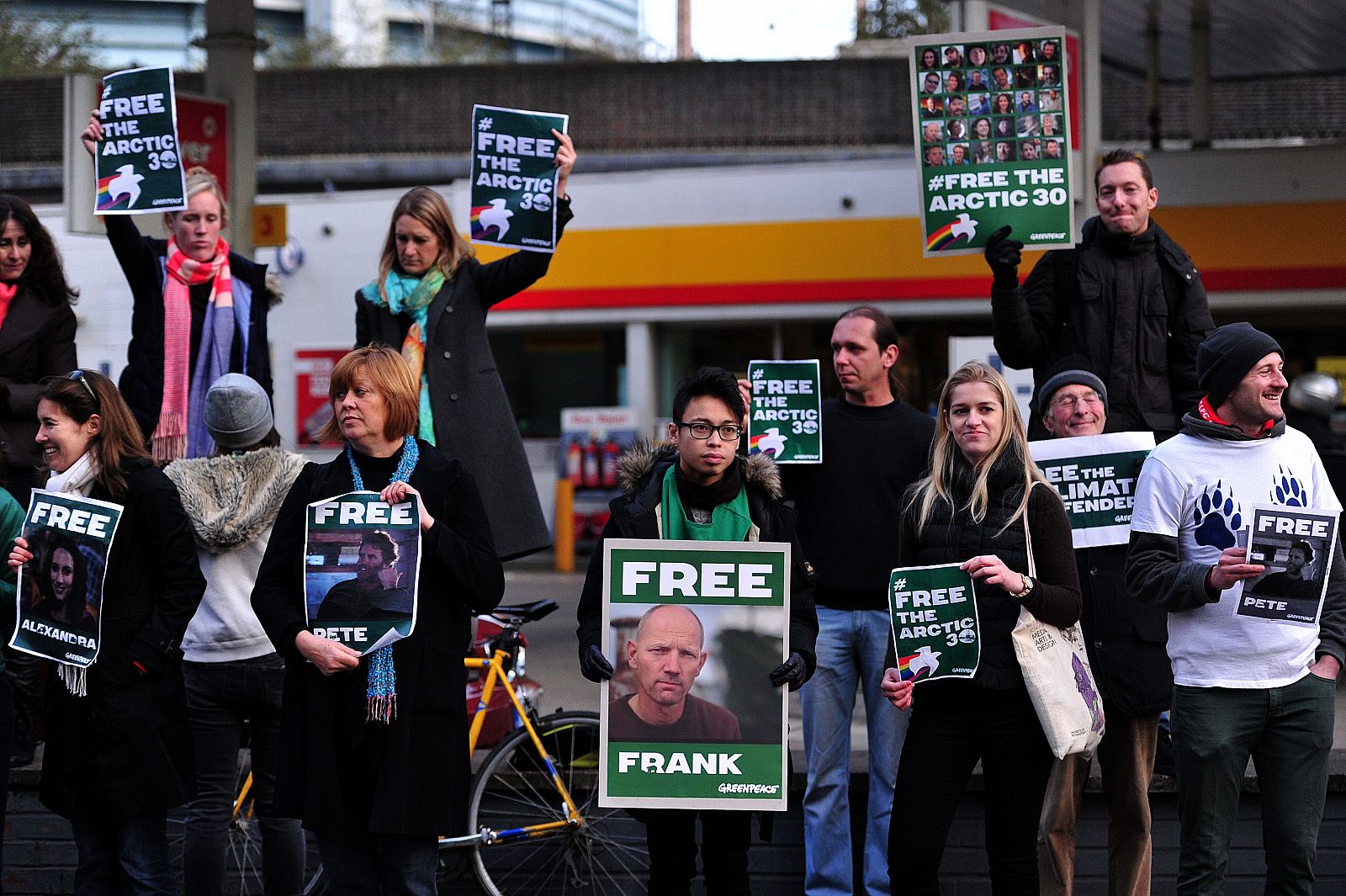 Manifestantes pidiendo la liberación de los activistas de Greenpeace detenidos en Rusia