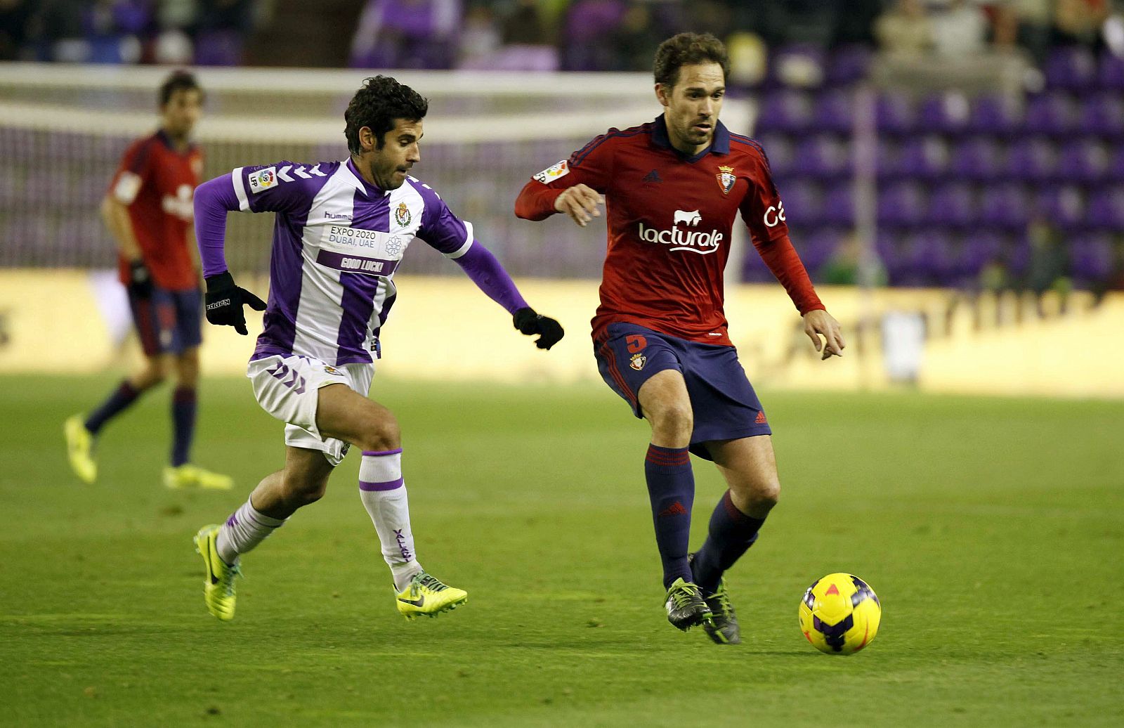 Manuel Ortíz "Lolo" (d) controla el balón ante el centrocampista del Real Valladolid Lluis Sastre (i).