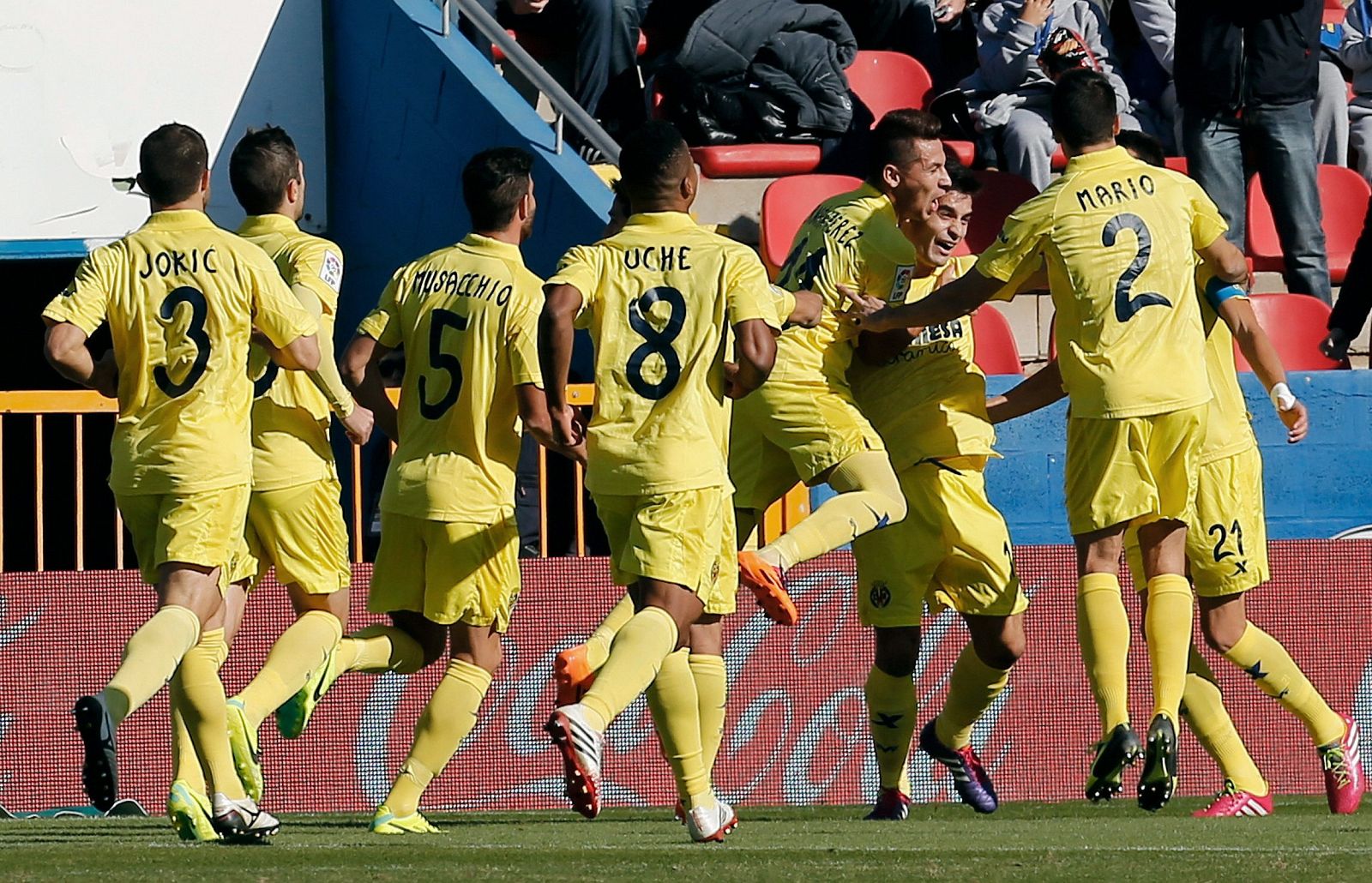 Los jugadores del Villarreal felicitan a su compañero Bruno Soriano (21), tras el gol