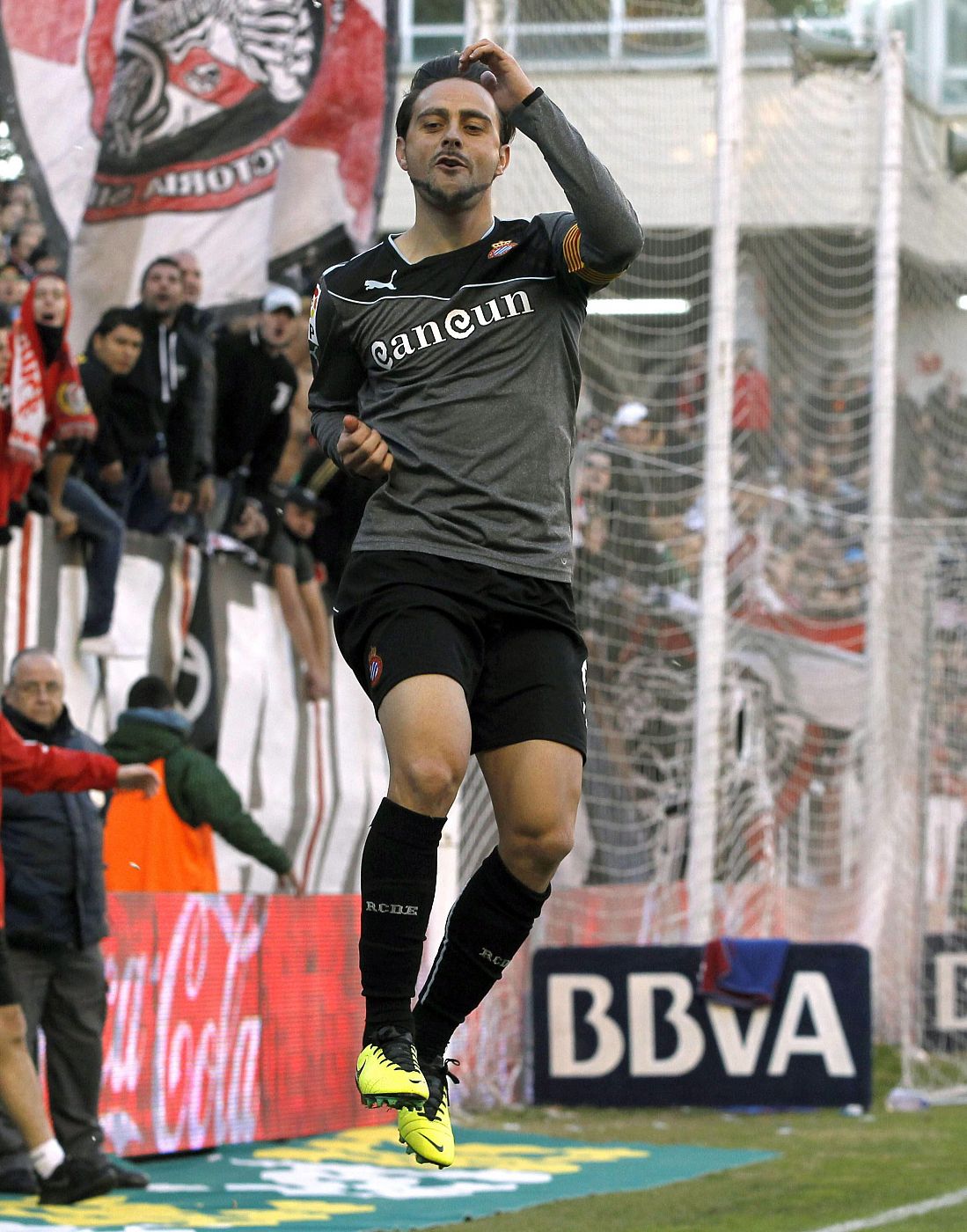 El delantero del Espanyol Sergio García celebra el primer gol marcado ante el Rayo Vallecano.