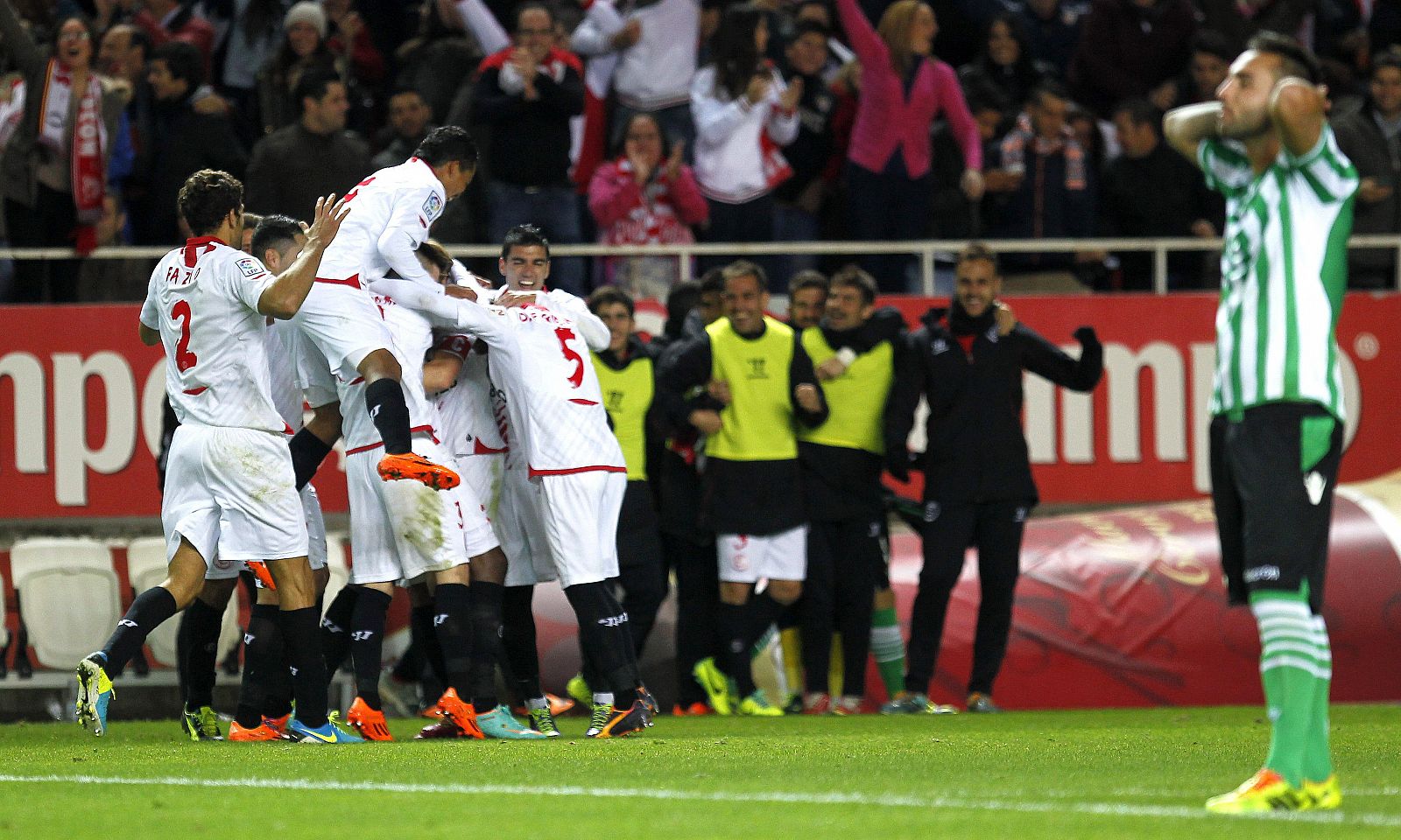 Los jugadores del Sevilla FC celebran su segundo gol ante el Real Betis.
