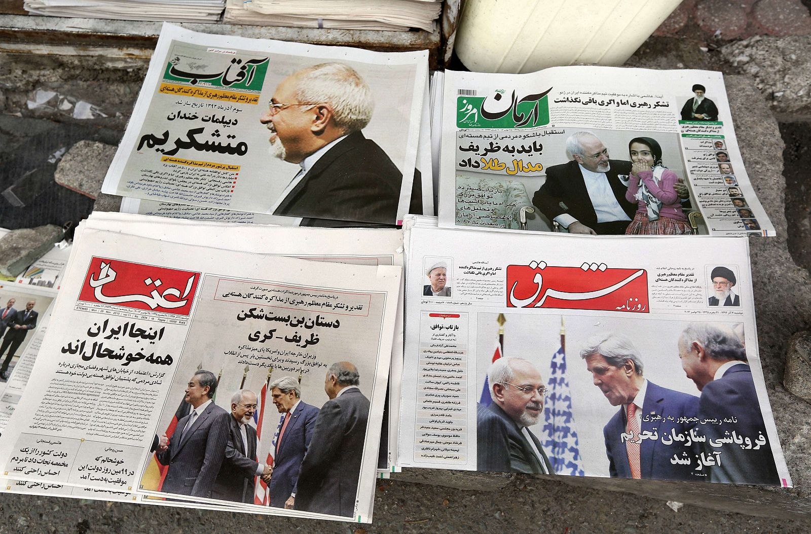 Periódicos iraníes con los titulares sobre el acuerdo nuclear