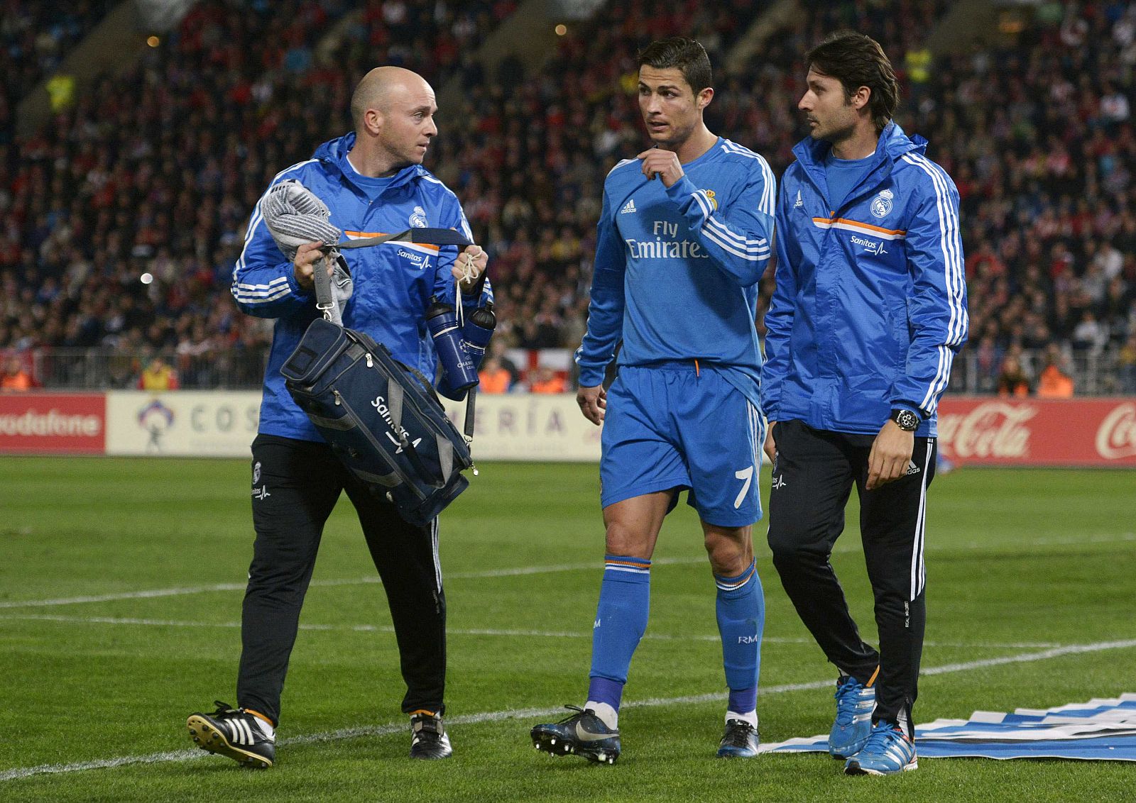 Cristiano Ronaldo durante su sustitución por lesión en el partido de liga ante el Almería.