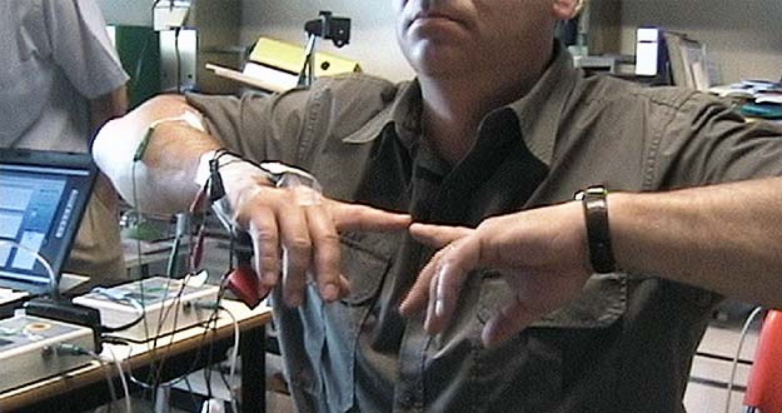 Un paciente prueba la reducción de temblores en la mano.
