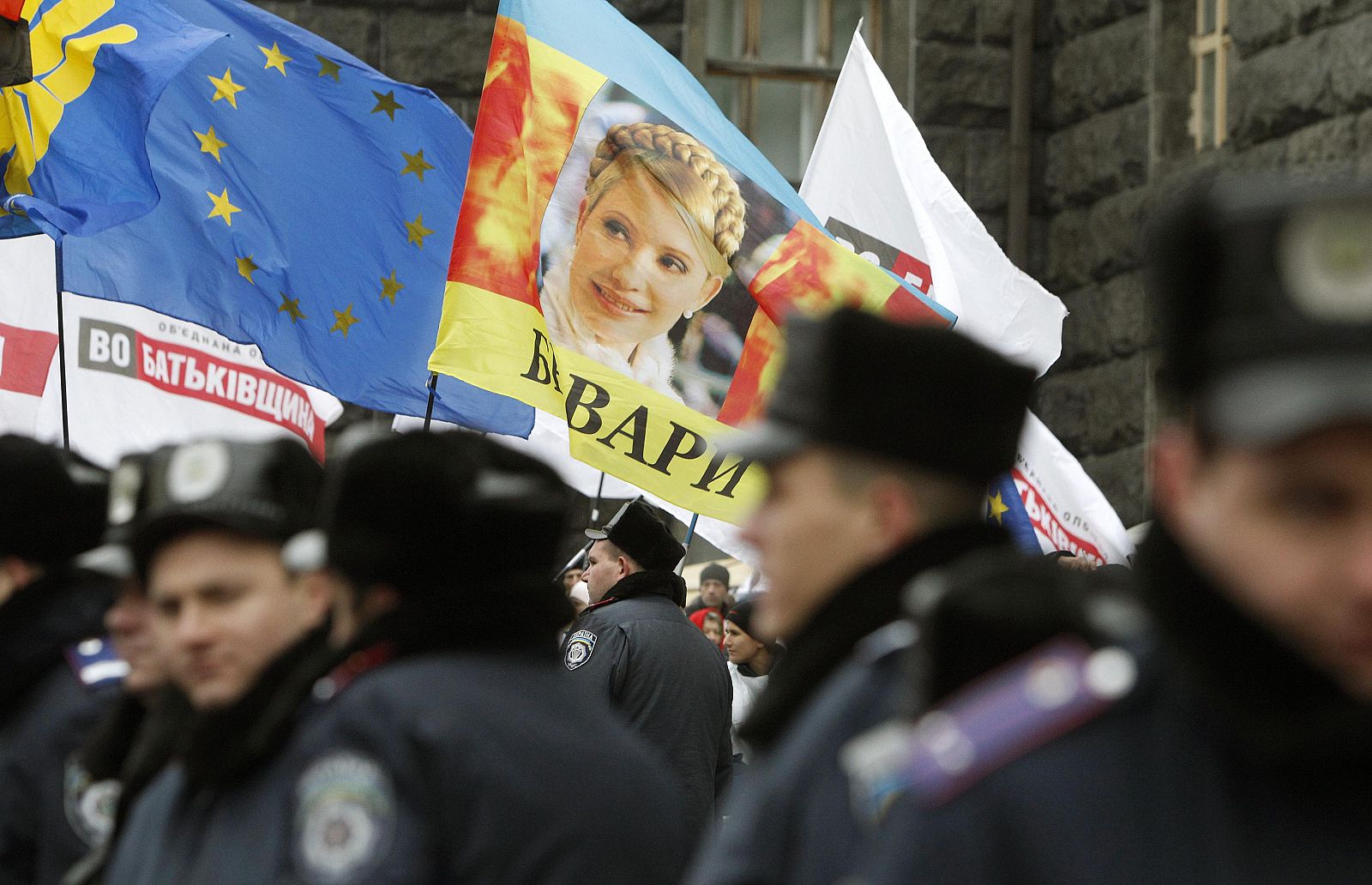 Manifestantes pro-UE frente al edificio del Consejo de Ministros en Kiev