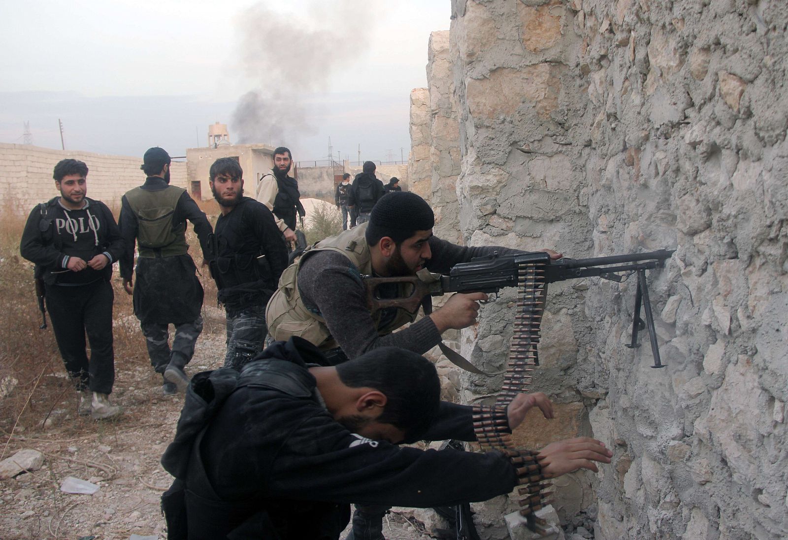 Milicianos rebeldes combaten en un frente de Alepo, Siria