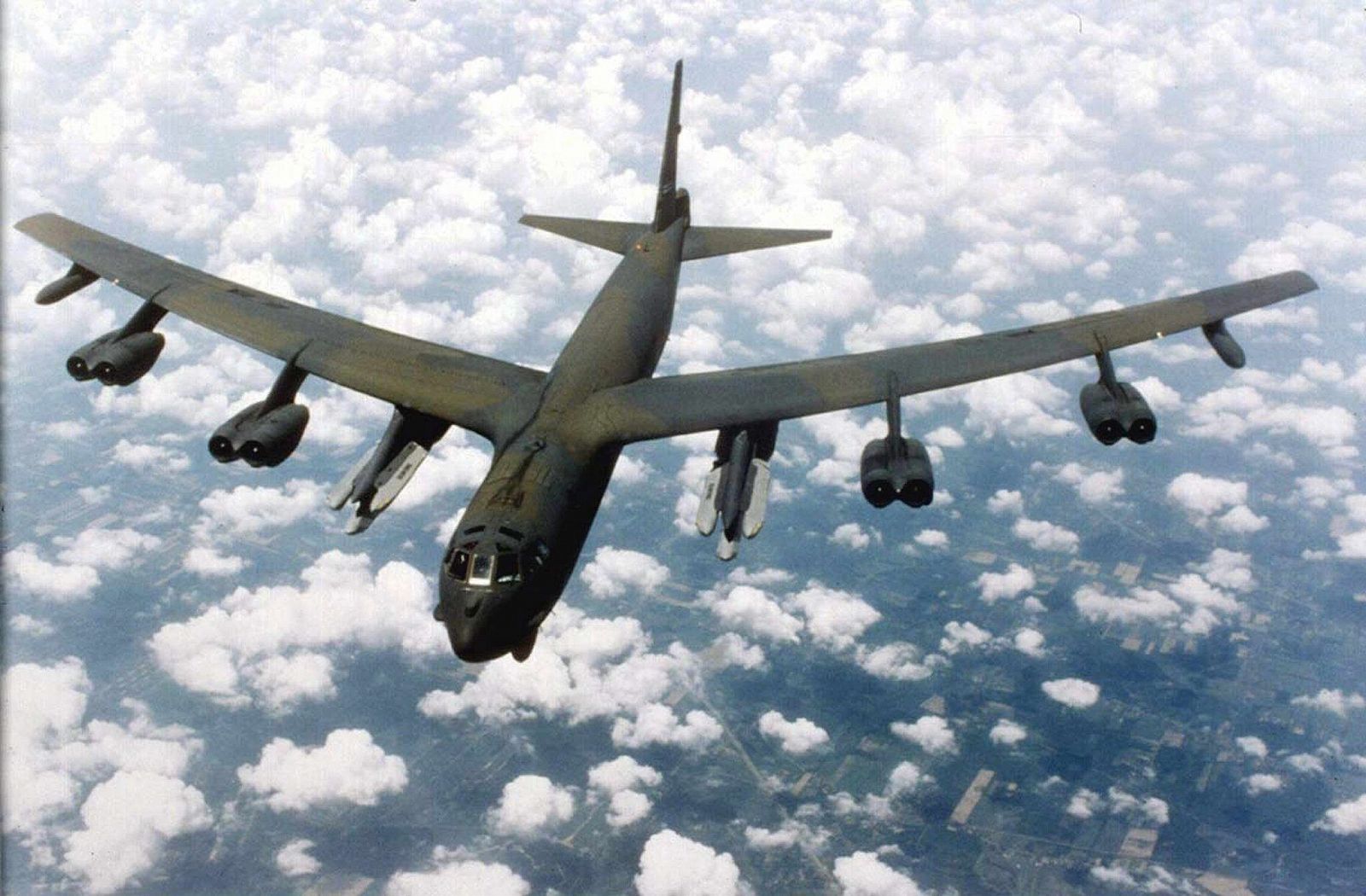 Fotografía de archivo del 1 de septiembre 1997 que muestra un bombardero estadounidense B-52 Stratofortress en vuelo