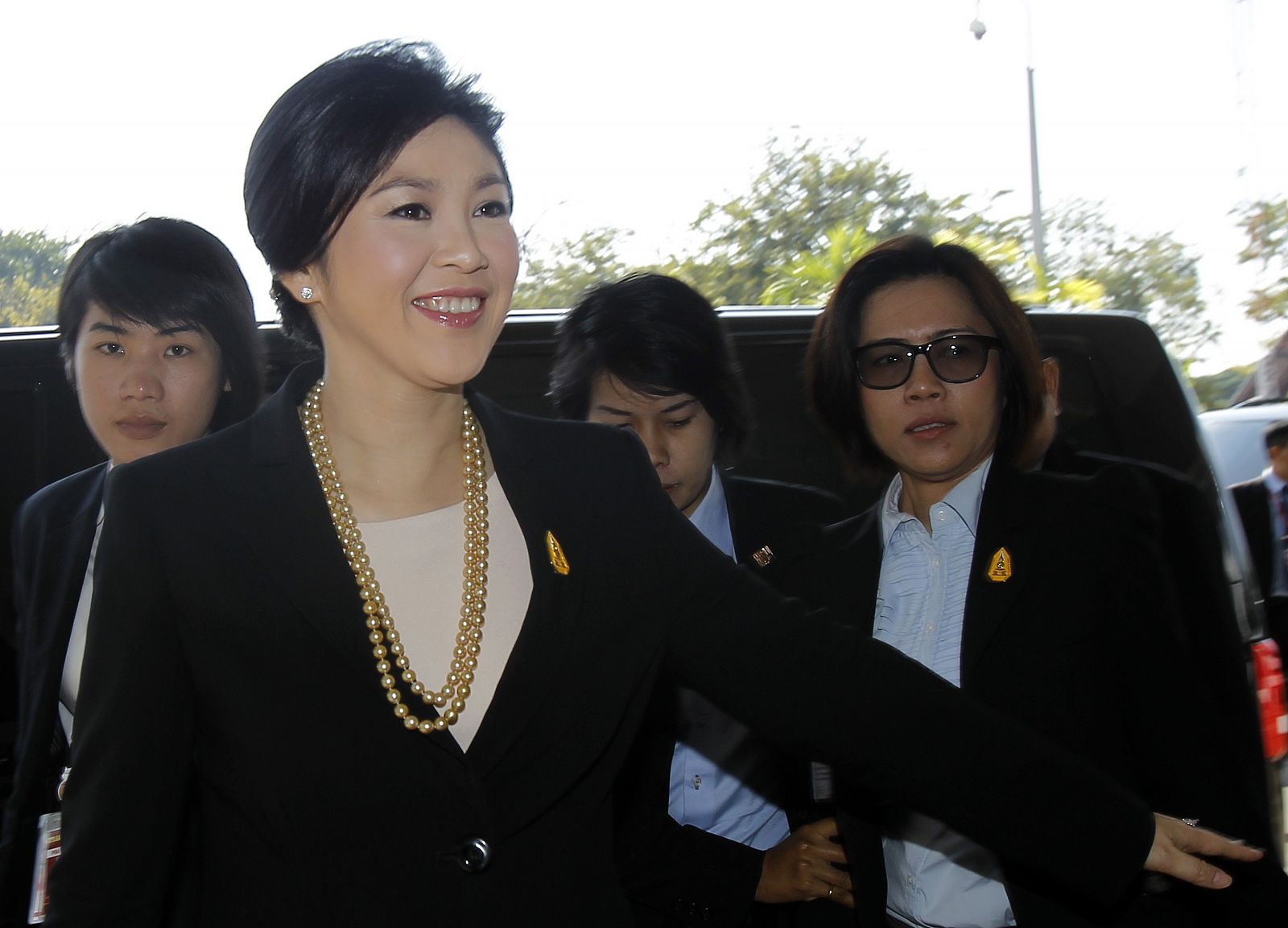 La primera ministro Yingluck Shinawatra sonríe en su llegada al Parlamento para enfrentarse a la moción de censura que ha superado