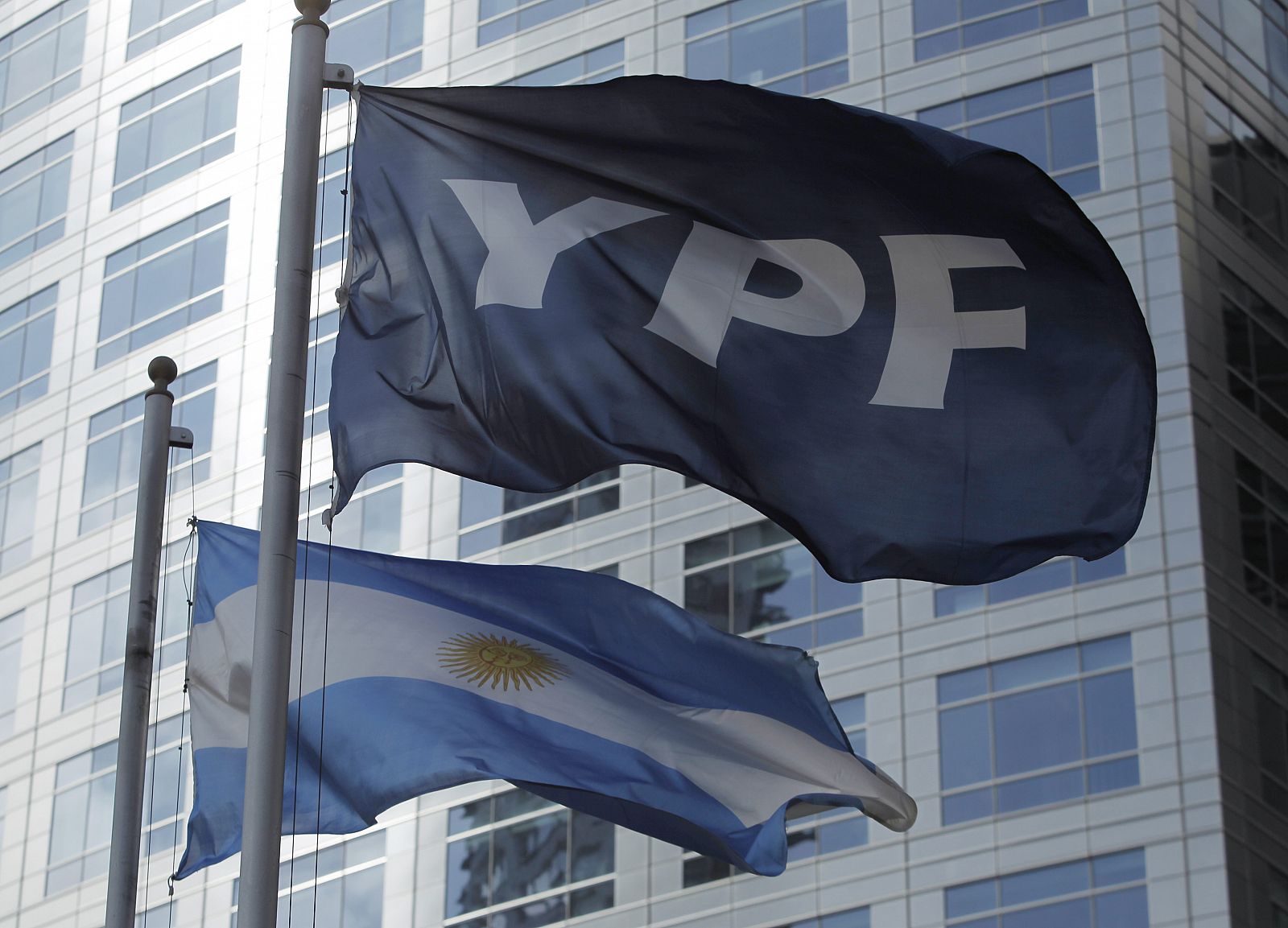 Banderas de YPF y Argentina
