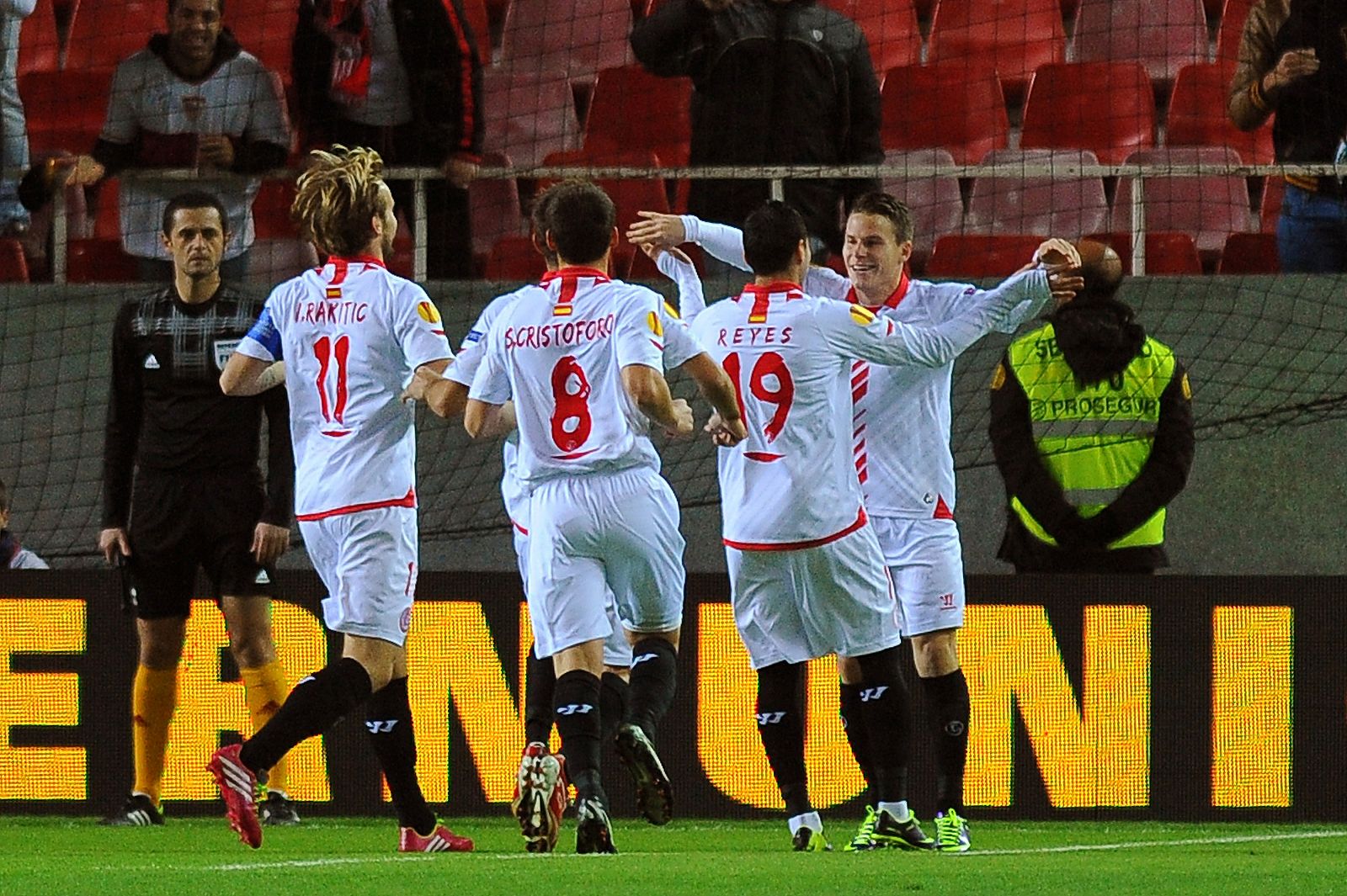 El Sevilla celebra el primer gol anotado al equipo luso.