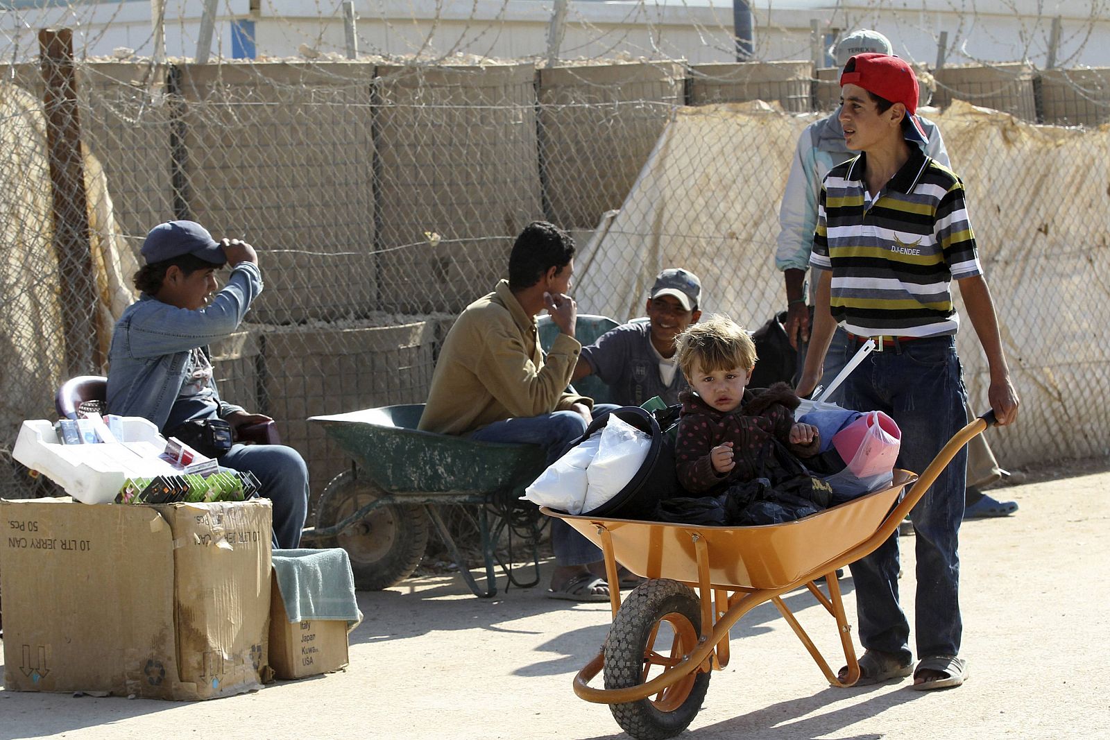 Refugiados sirios que trabajan como adultos en el campo de refugiados jordano en Zaatari.