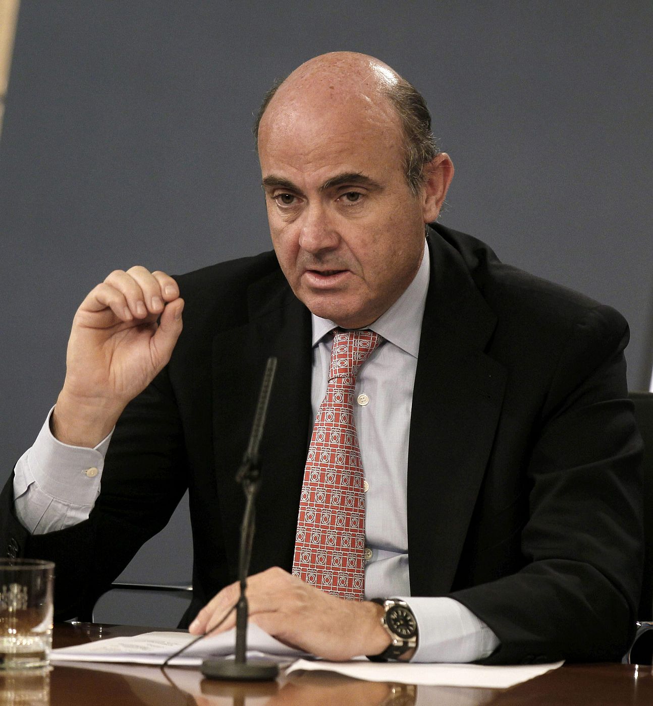 El ministro de Economía, Luis de Guindos, durante la rueda de prensa posterior a la reunión del Consejo de Ministros