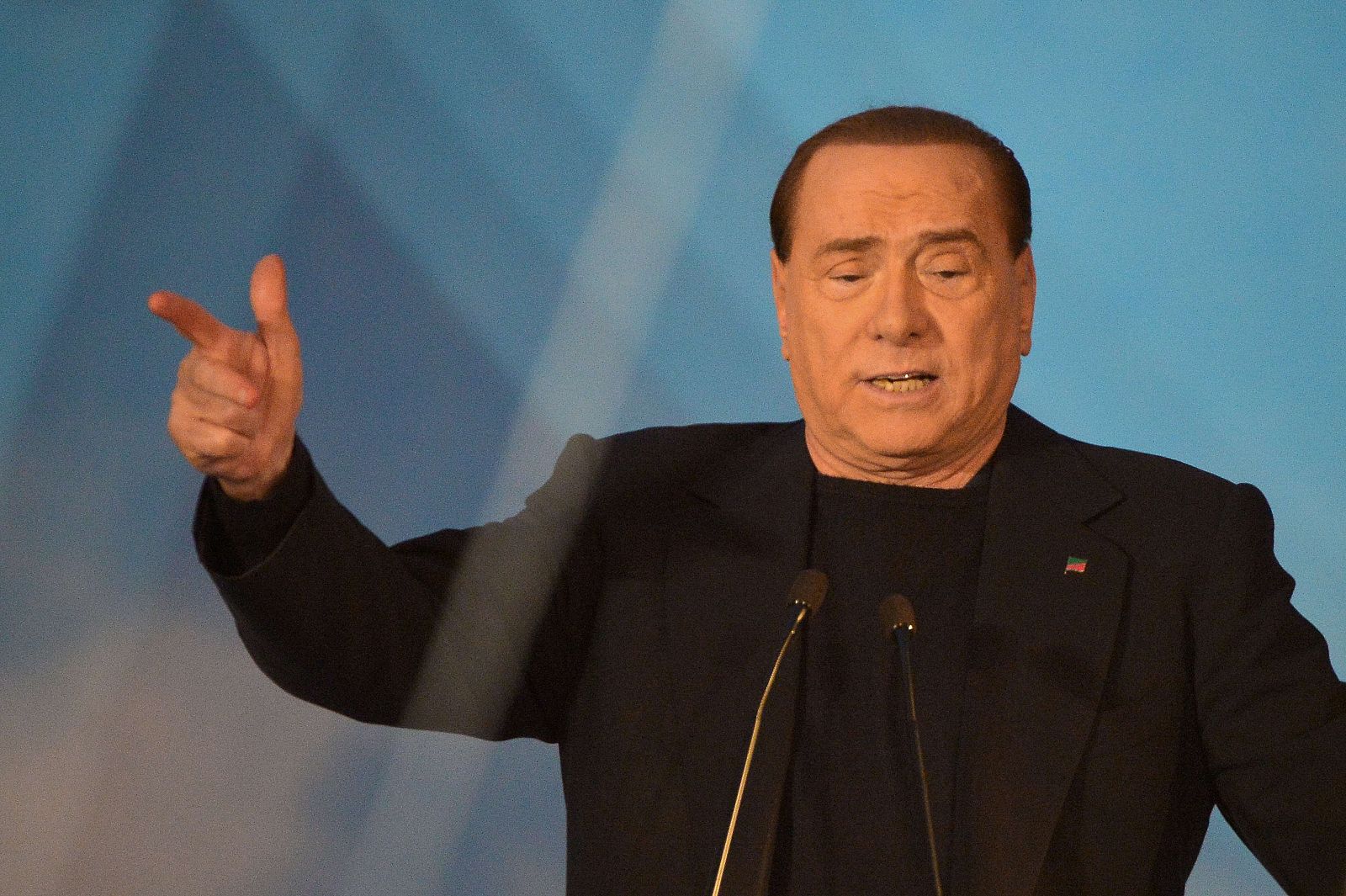 El ex primer ministro, Silvio Berlusconi, dirigiéndose a sus simpatizantes