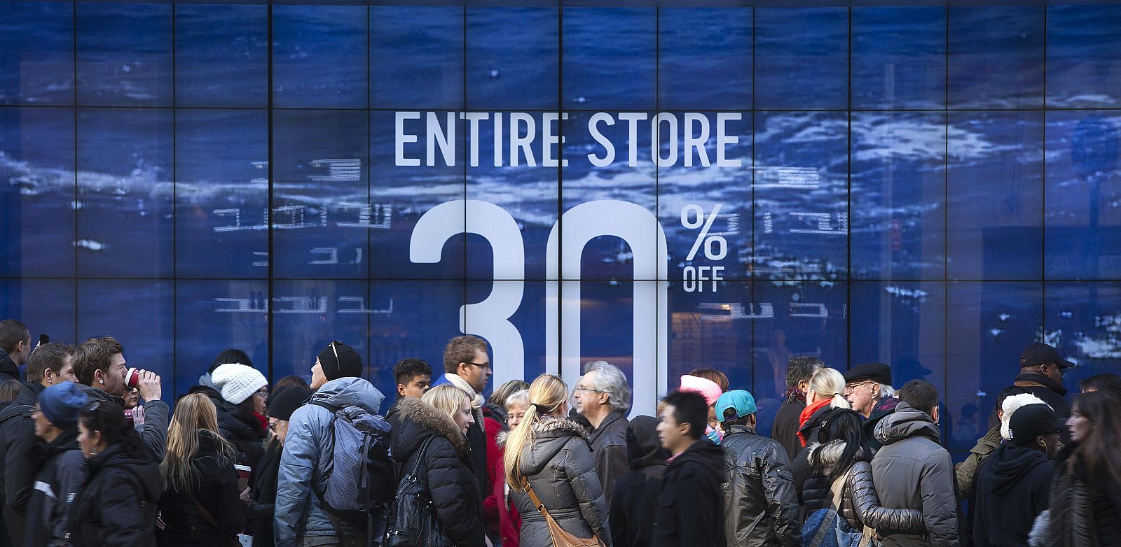 Escaparate de uno de los comercios de la 5ª Avenida, en Nueva York, anunciando grandes rebajas con motivo del Viernes Negro