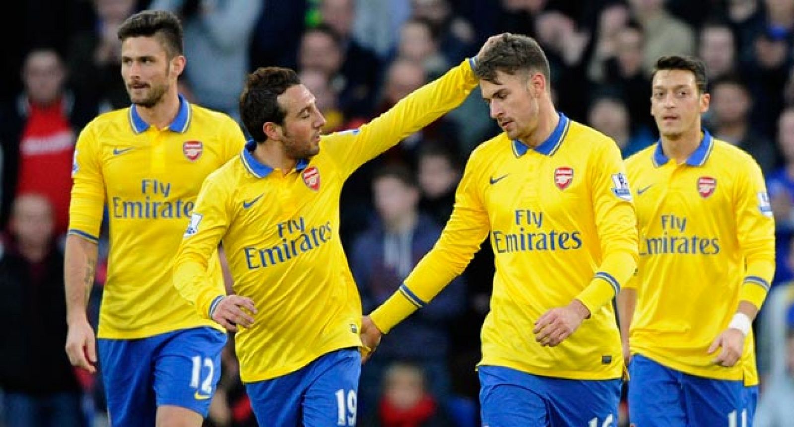 Los jugadores del Arsenal celebran uno de los goles.