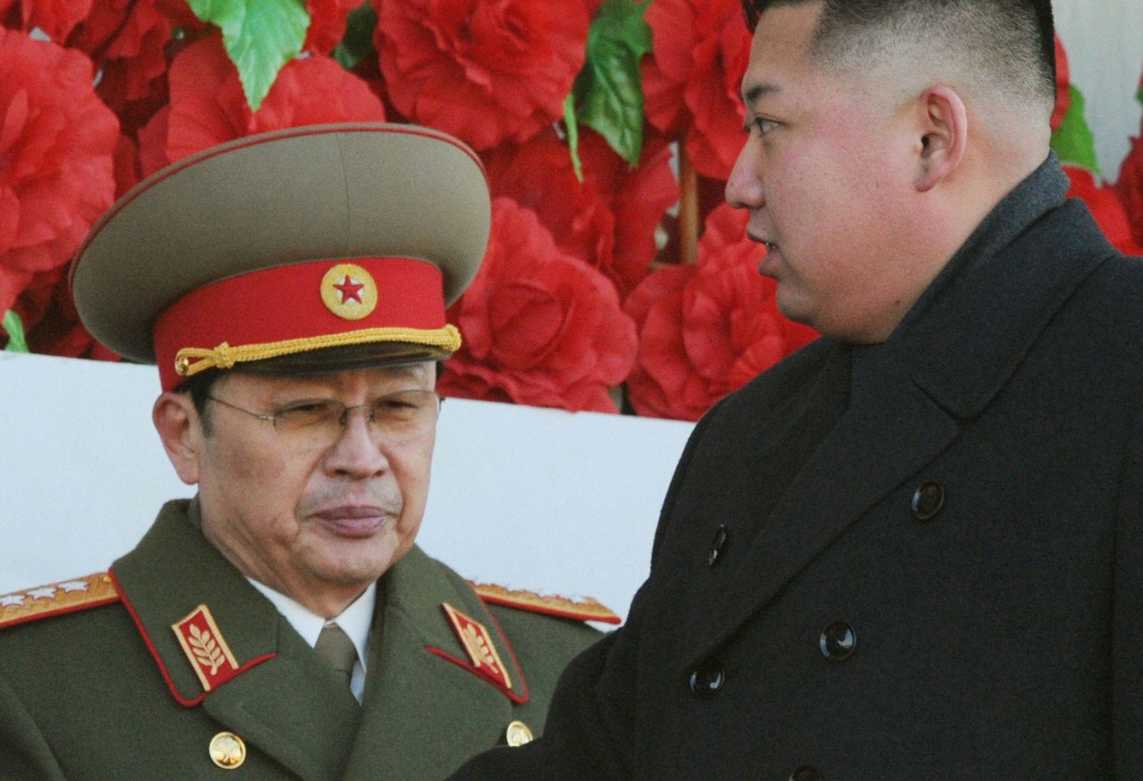 El líder norcoreano, Kim Jong un, pasa junto a su tío, Jang Song thaek, durante una parada militar en Pyongyang.