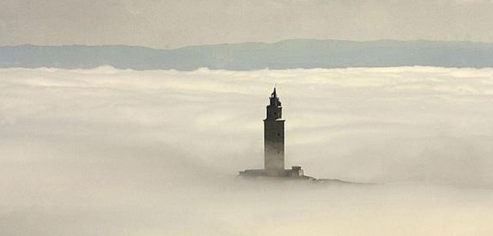 La torre de Hércules entre la niebla